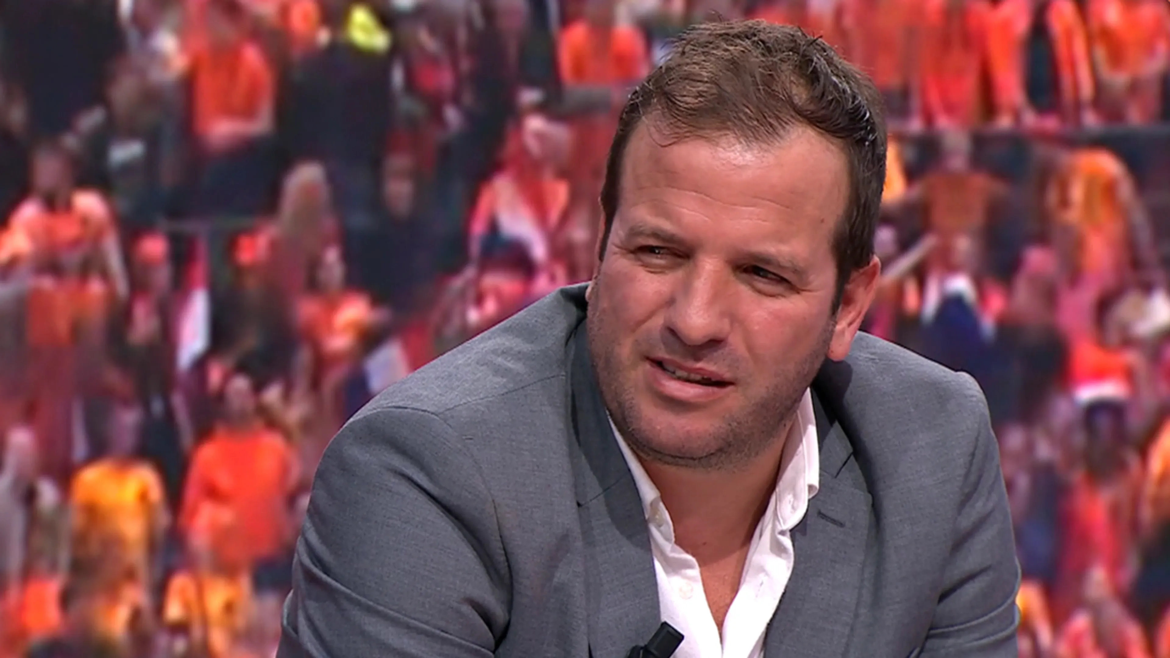 Van der Vaart spreekt verbazing uit over aanwezigheid van tafelgast: ‘Willen jullie spanning?’
