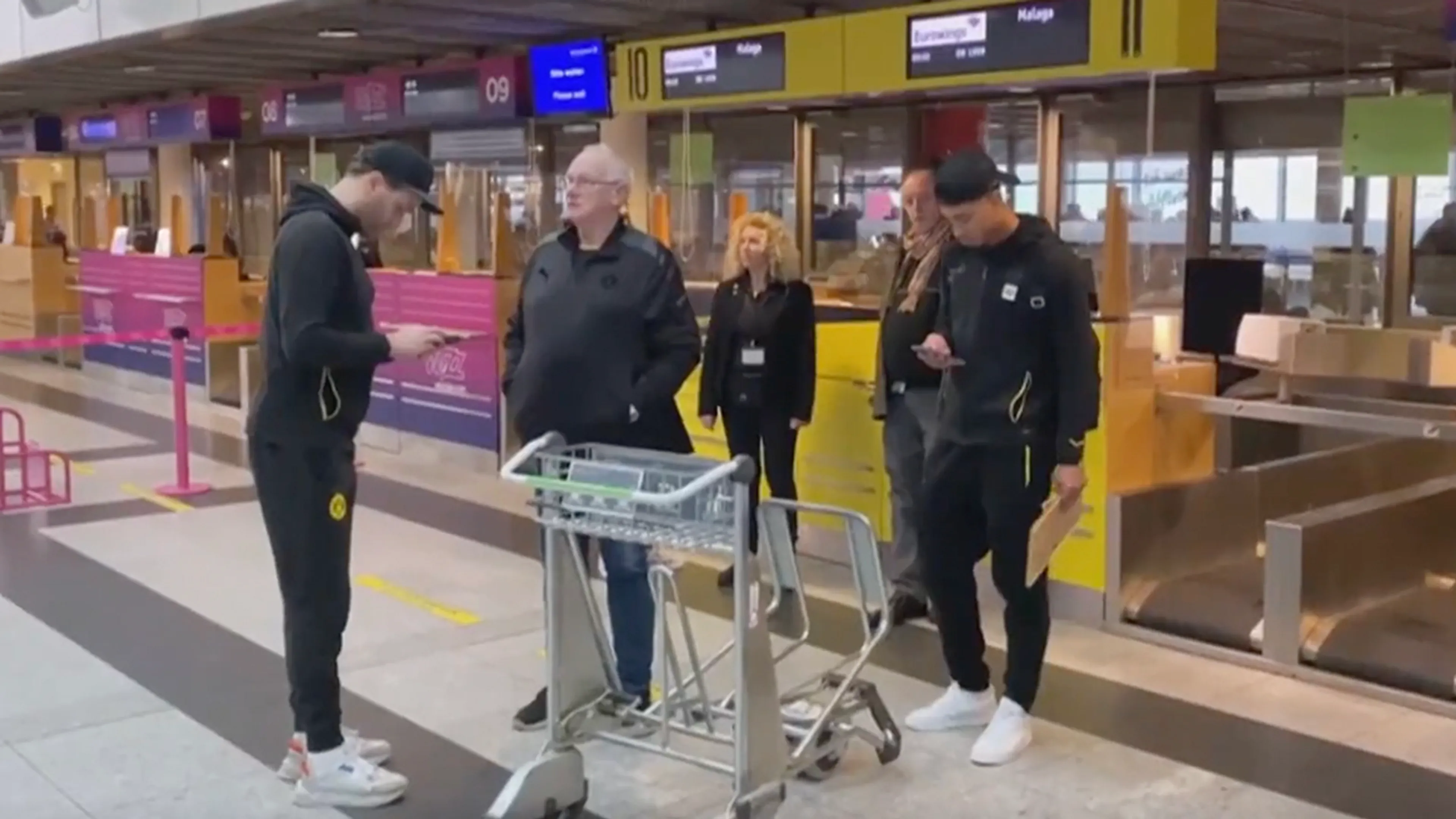 Video: Bellingham (19) vergeet paspoort en wordt op vliegveld gered door zijn moeder