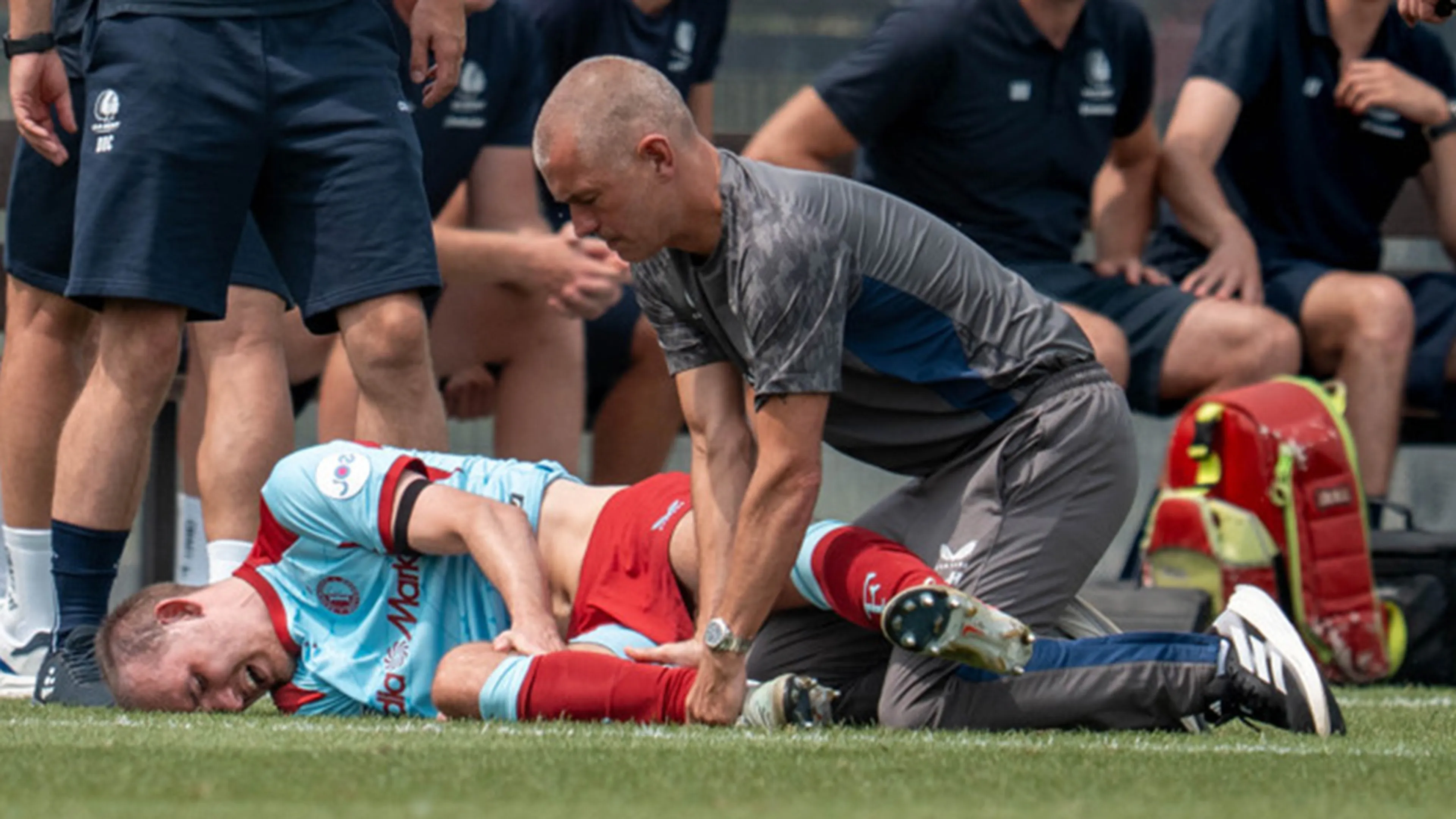 Oefenduel Feyenoord ruim tien minuten stilgelegd wegens zware blessure Thomas Beelen