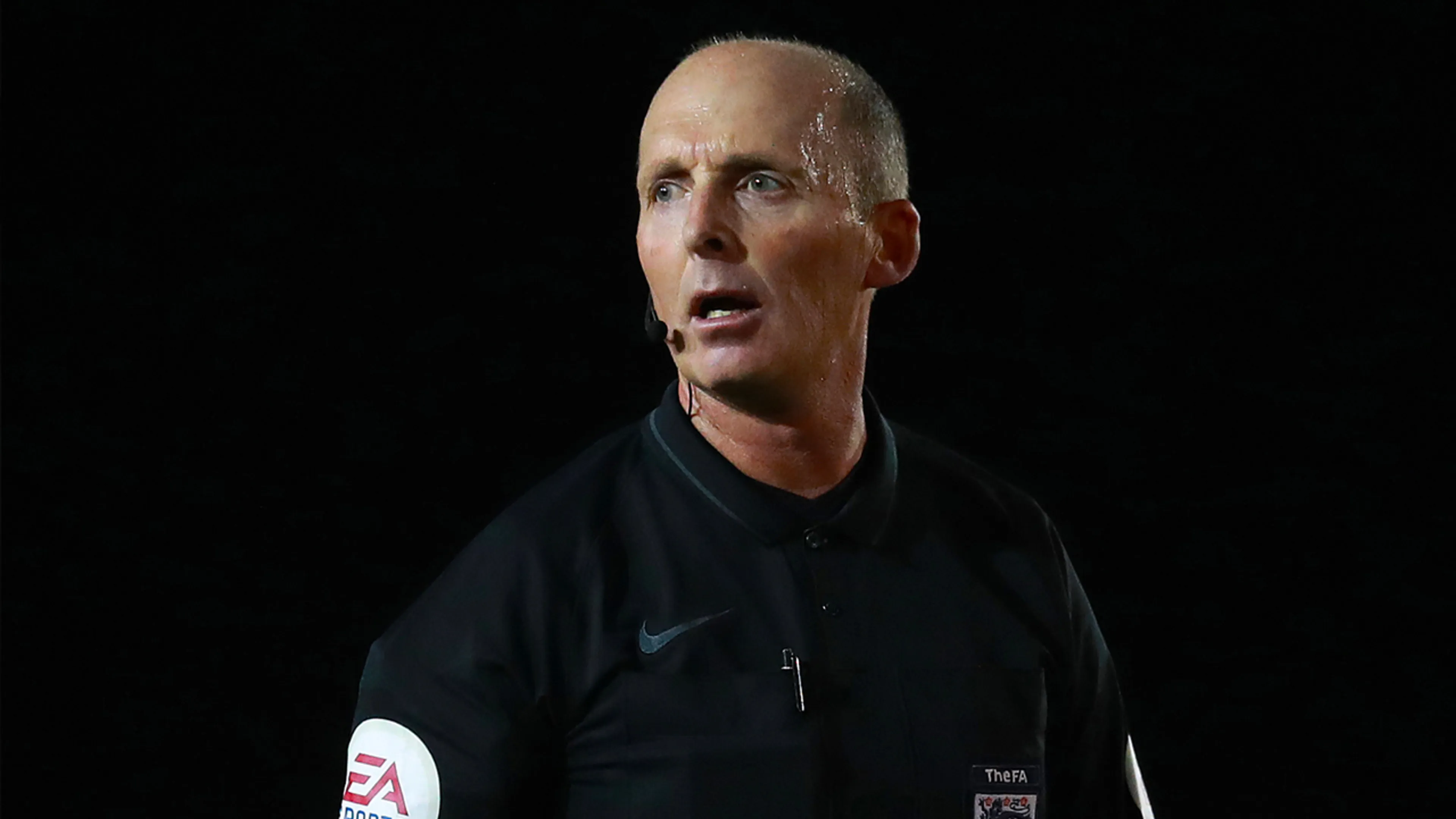Bedreigde arbiter Dean keert terug in Premier League