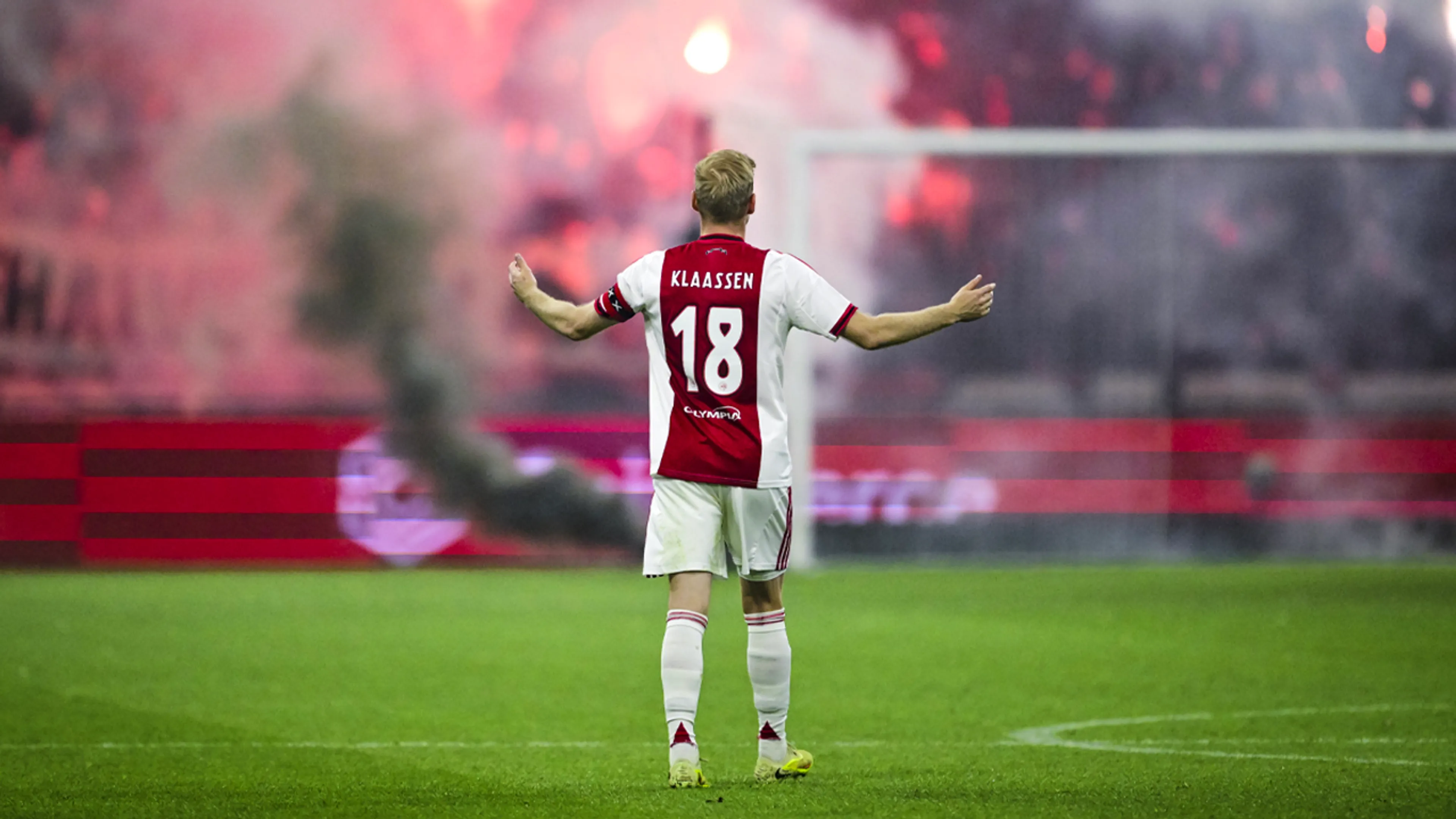 KNVB meldt welke straf Ajax-hooligans die vuurwerk afstaken kunnen verwachten