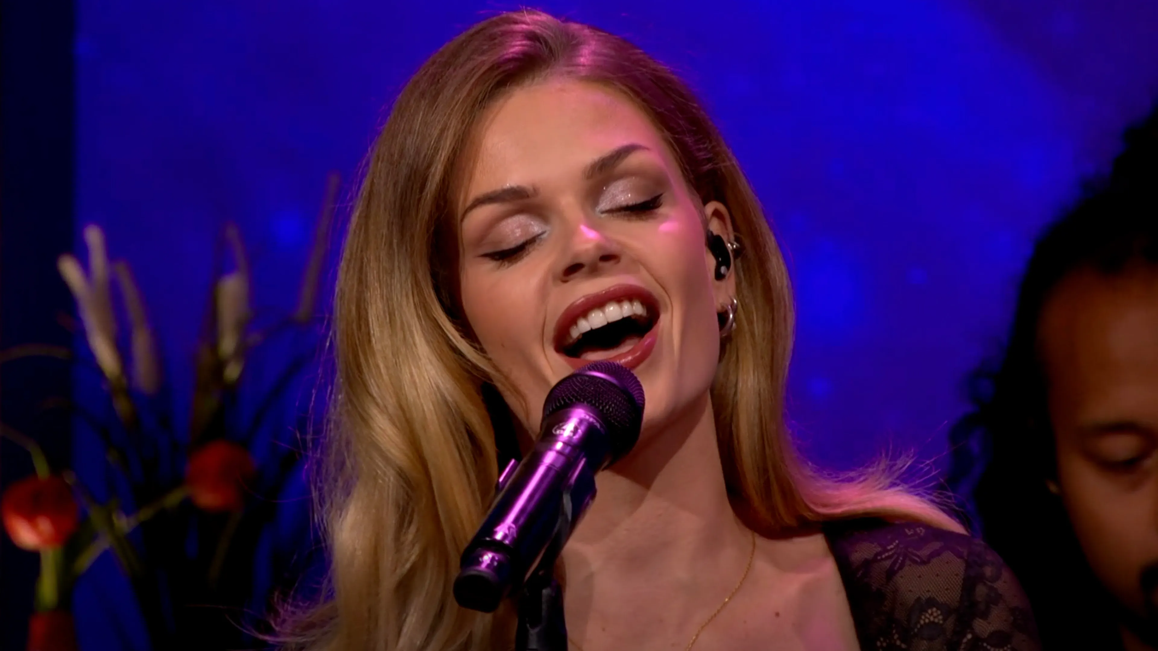 Davina Michelle zingt nog niet uitgebracht nummer 'Round I Go' in commercialbreak De Oranjezomer