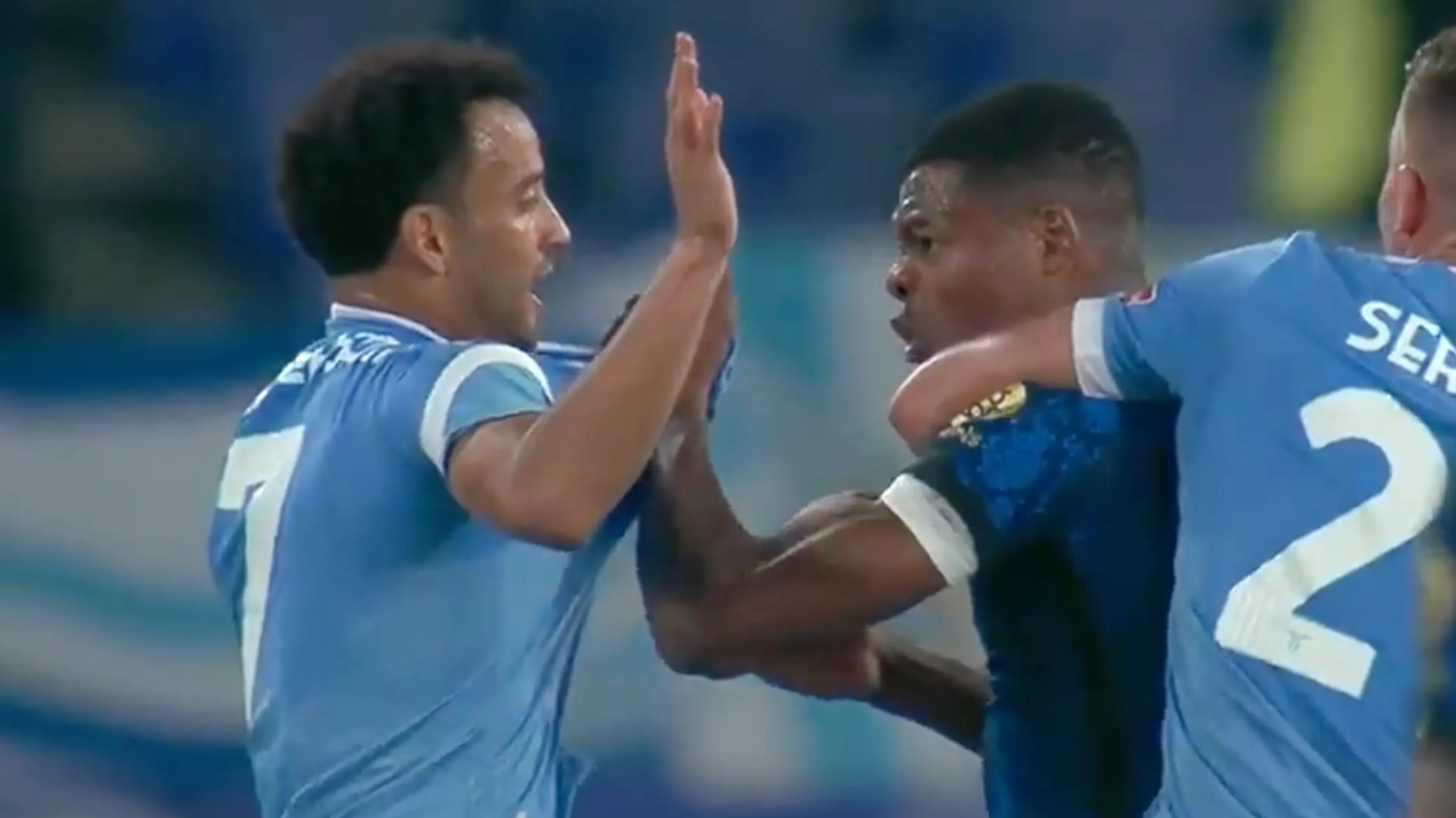 VIDEO: Dumfries ontploft van woede na onsportief gedrag Lazio