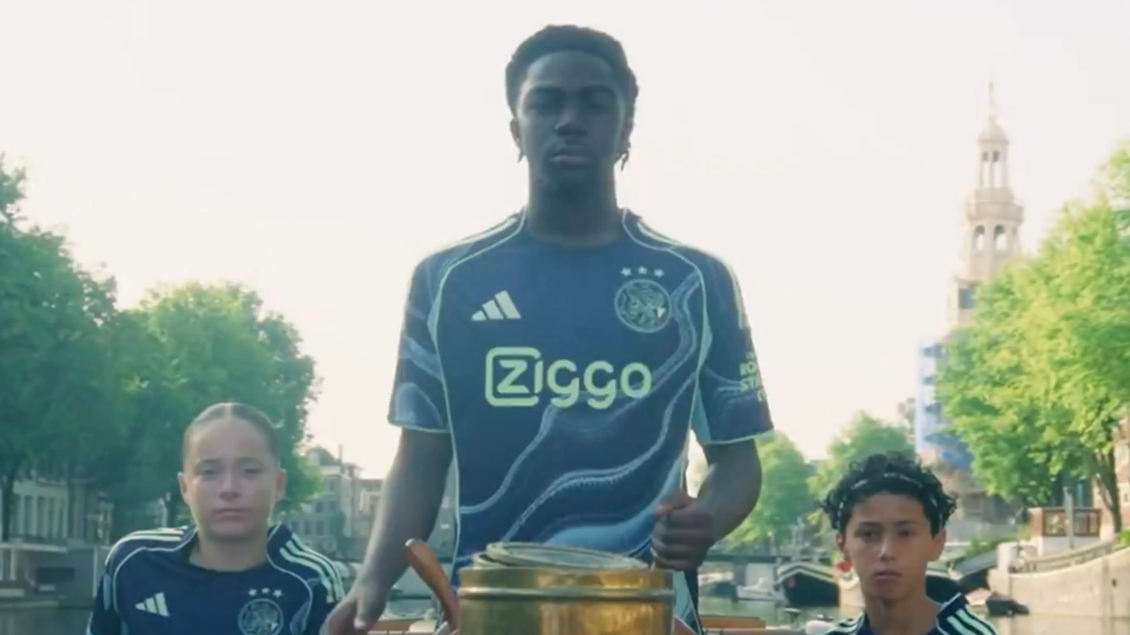 Video: Ajax presenteert nieuw uitshirt: verwijzing naar 750-jarig bestaan van Amsterdam
