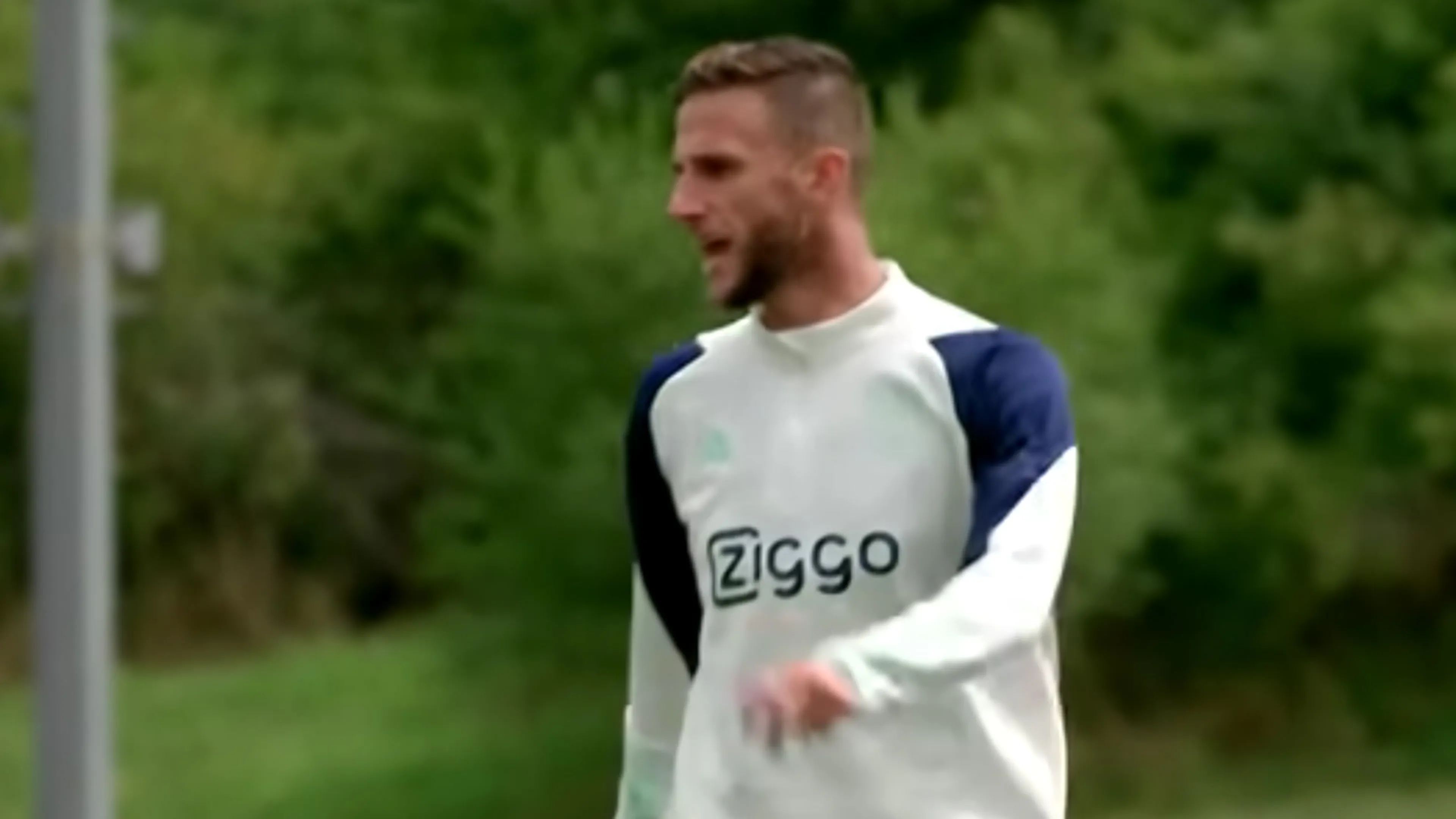 Van den Boomen draagt microfoontje tijdens Ajax-training en coacht erop los