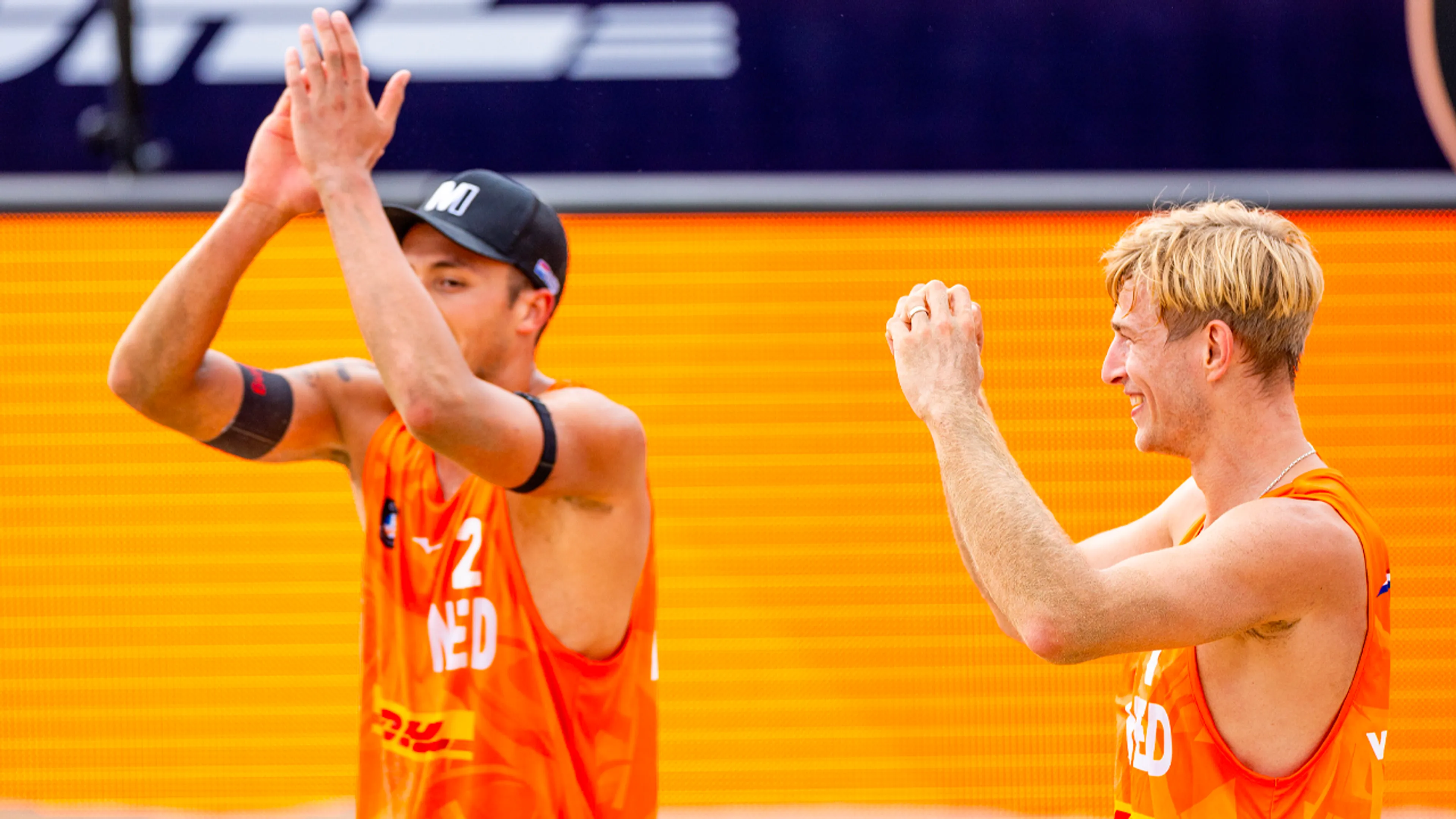 Publiek steunt beachvolleyballer Van de Velde na zege op EK