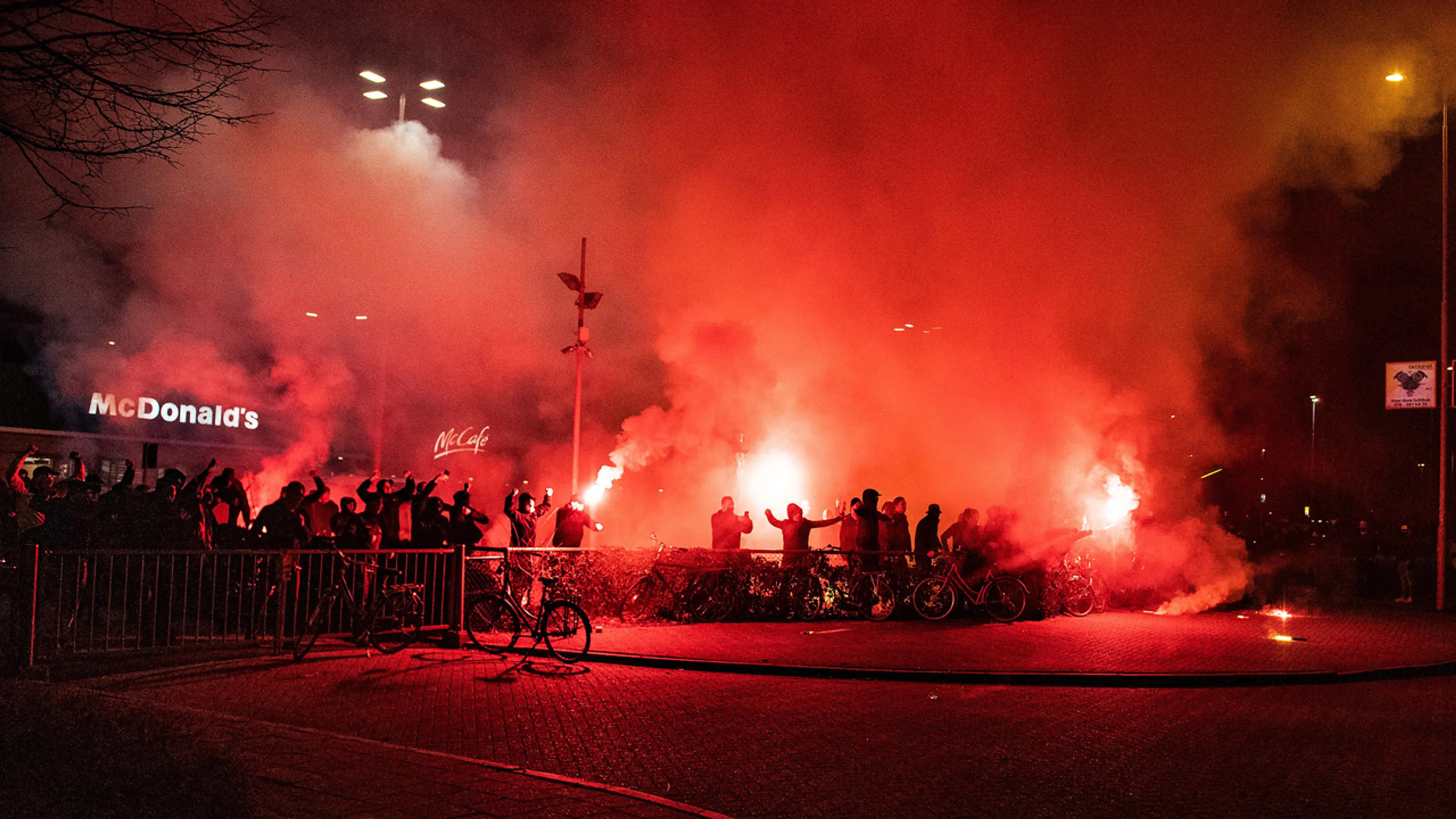 Honderden fans Vitesse bij Gelredome, veel politie op de been
