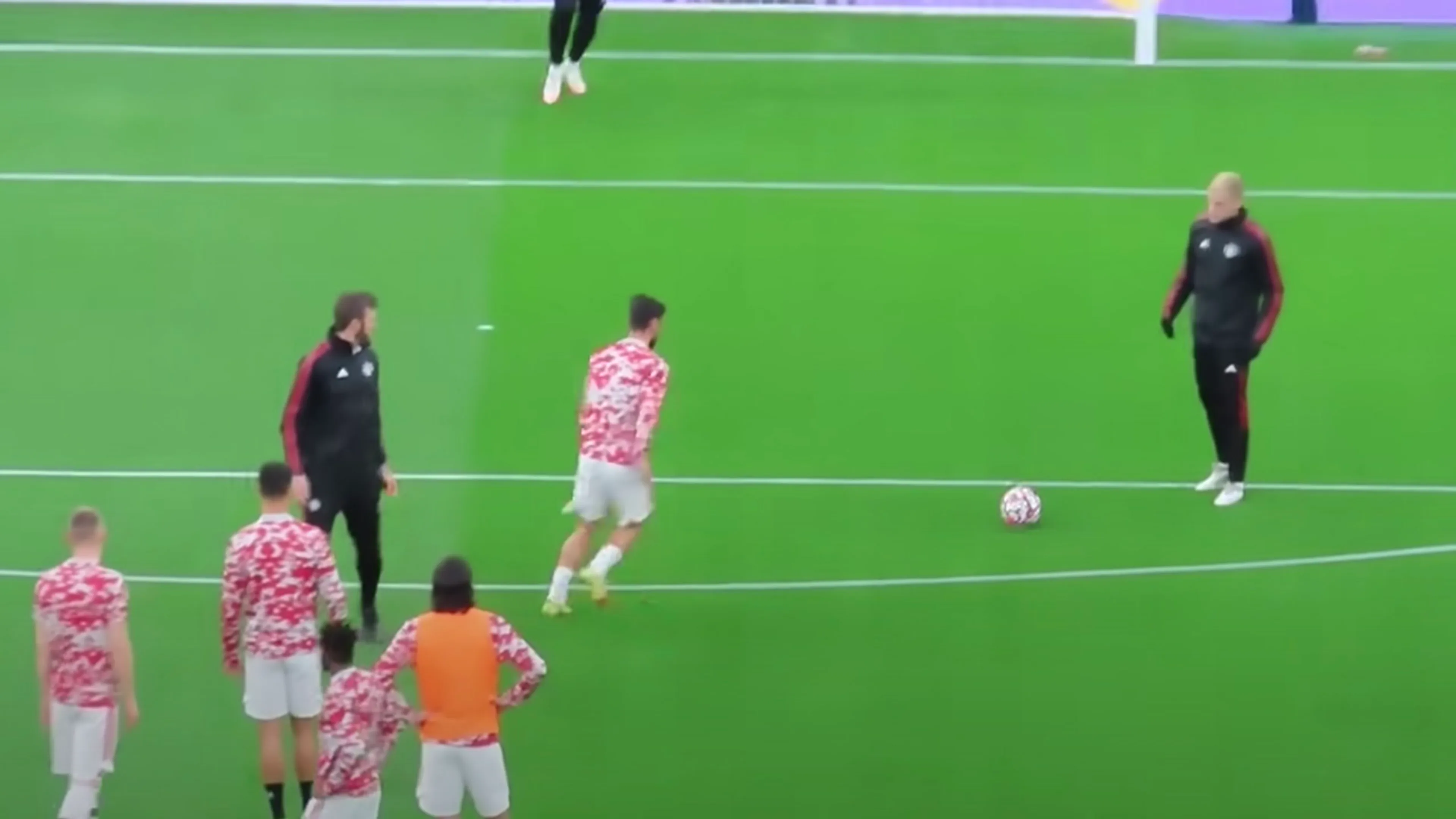 VIDEO: Manchester United-fans hebben medelijden met Donny van de Beek