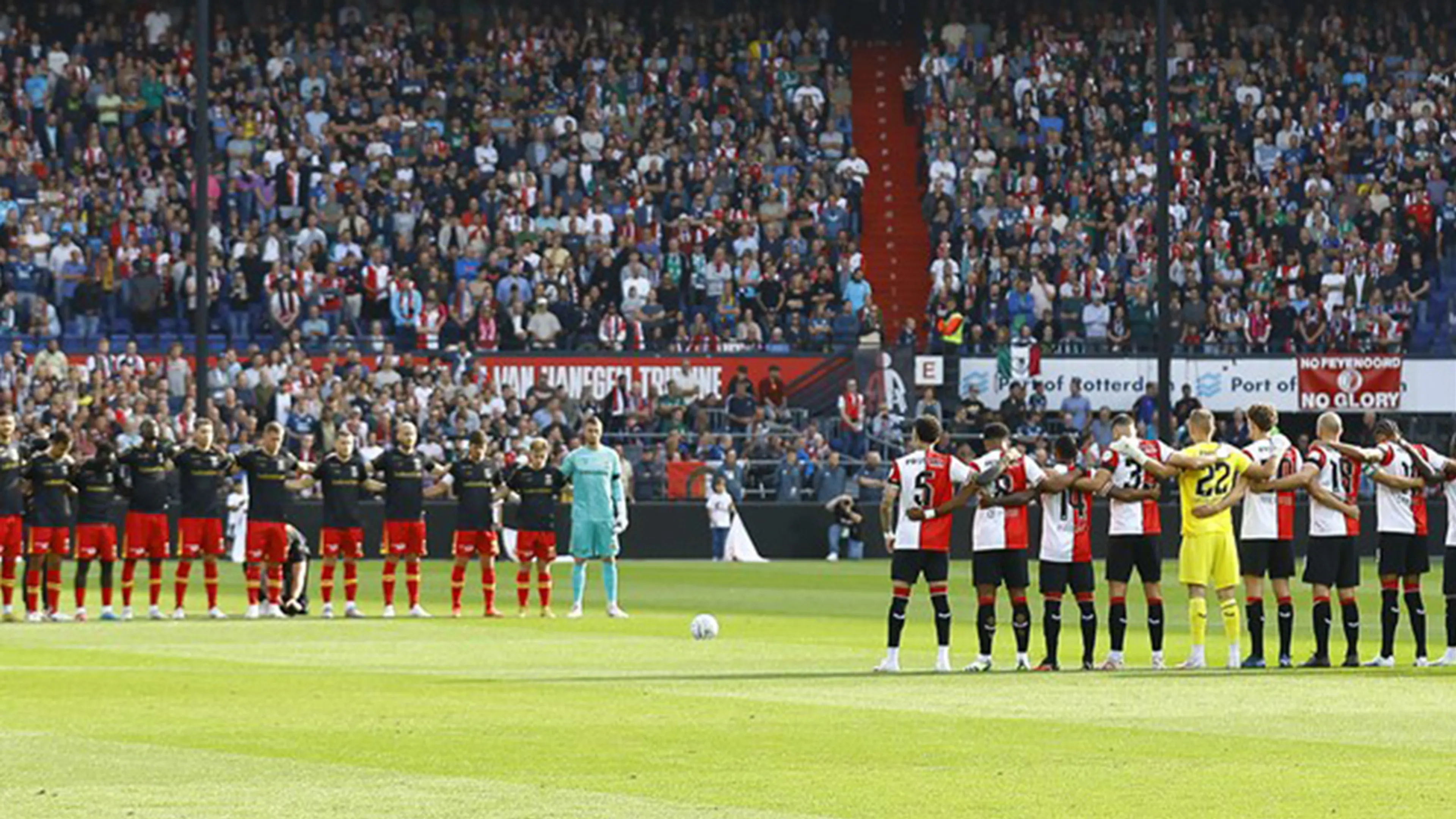 Indrukwekkende minuut stilte voorafgaand aan Feyenoord - Go Ahead Eagles