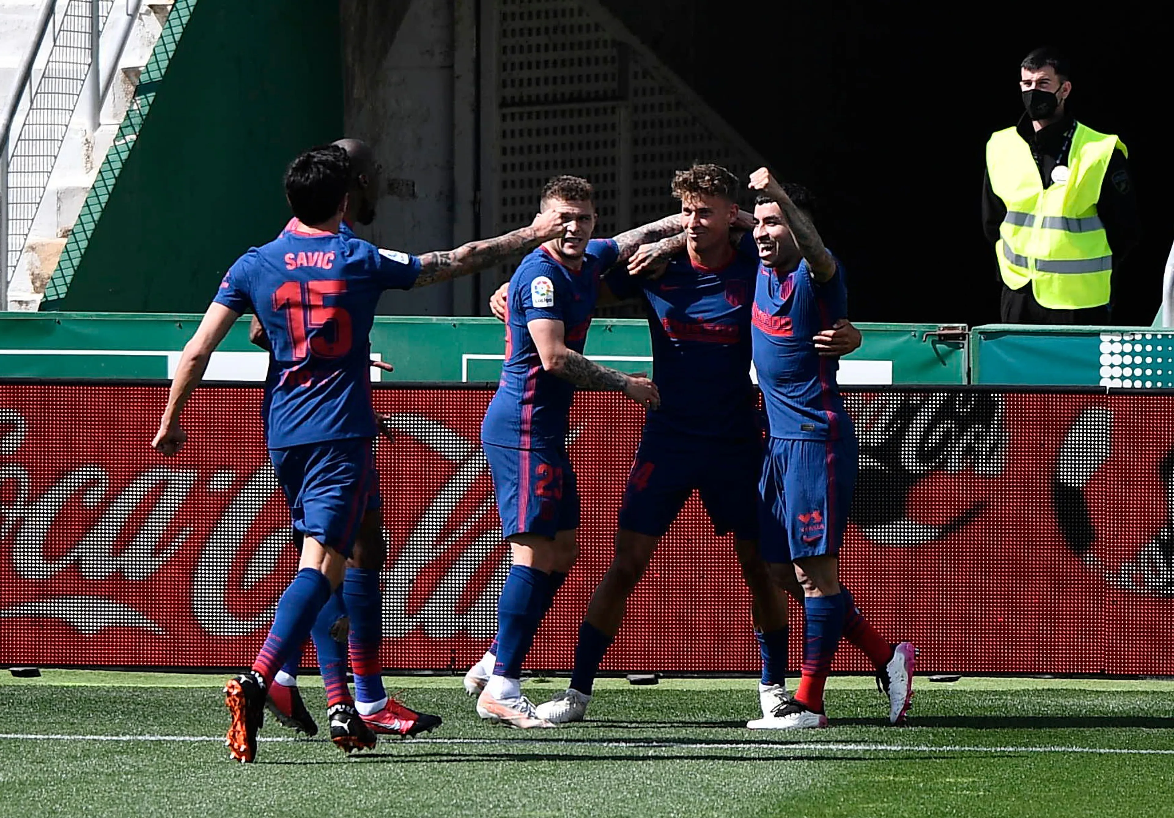 Koploper Atlético Madrid komt met de schrik vrij bij Elche