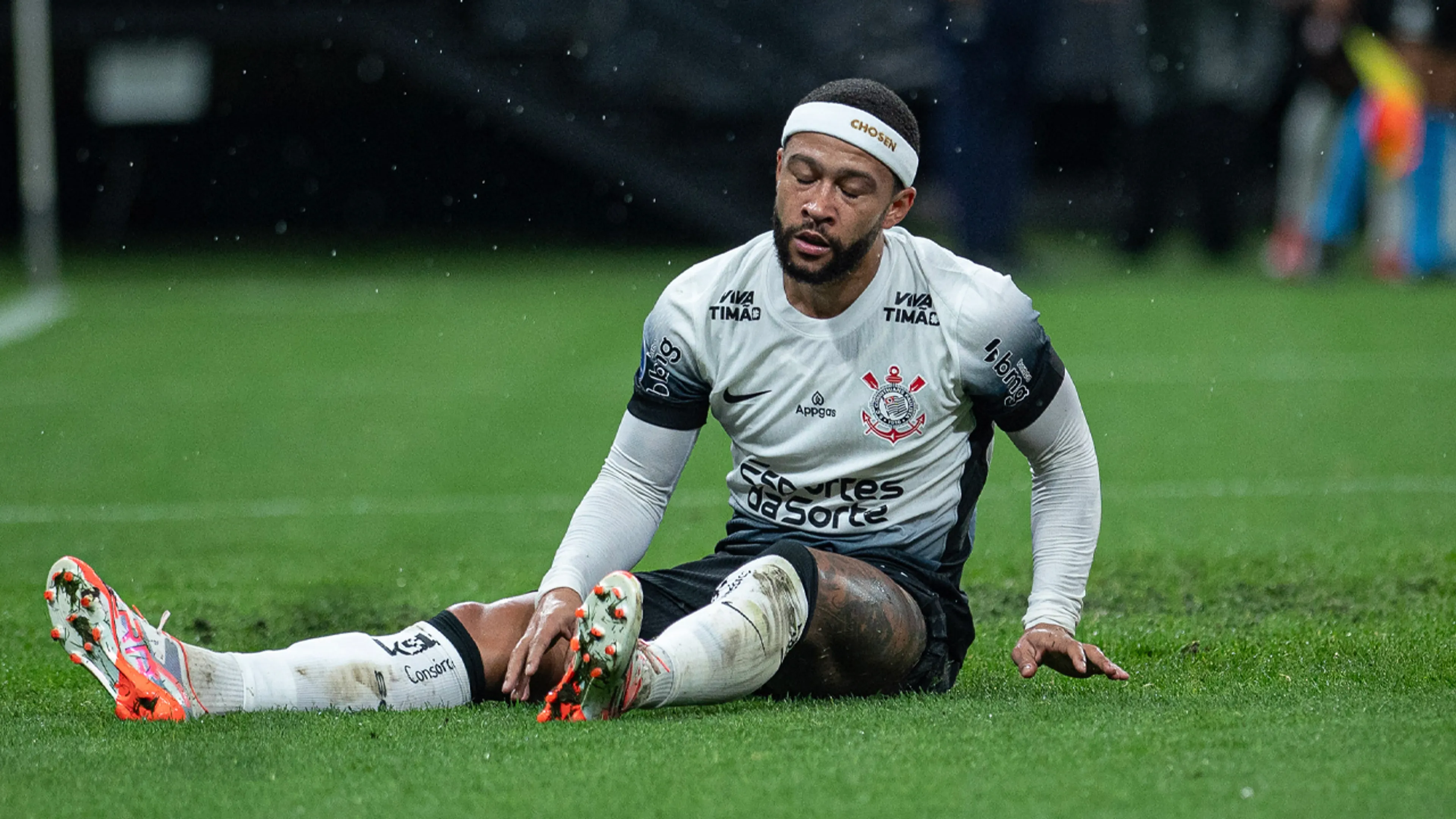 Memphis Depay geblesseerd naar de kant bij Corinthians