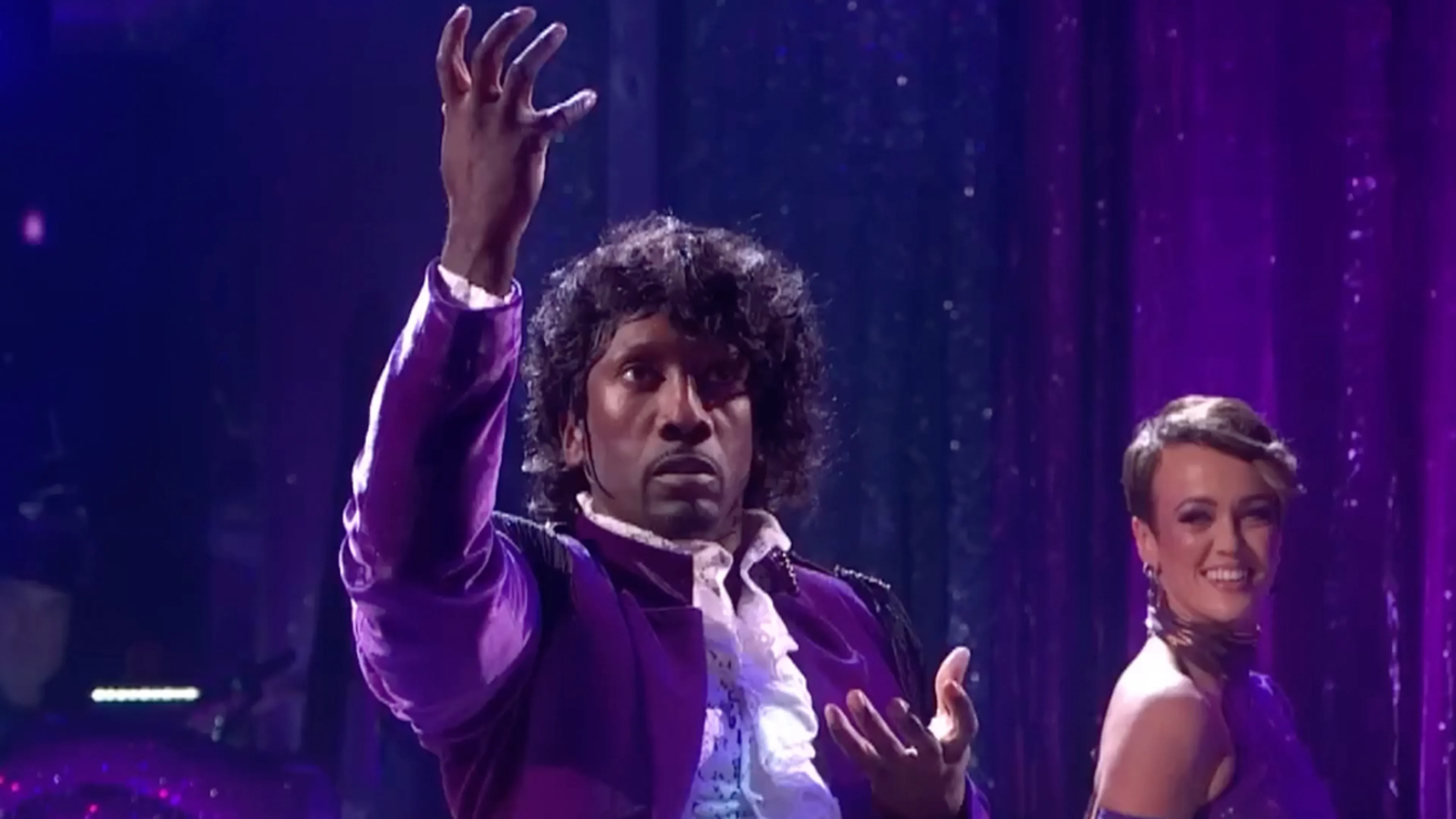 Video: Jimmy Floyd Hasselbaink schittert als Prince in Britse dansshow, maar valt toch af