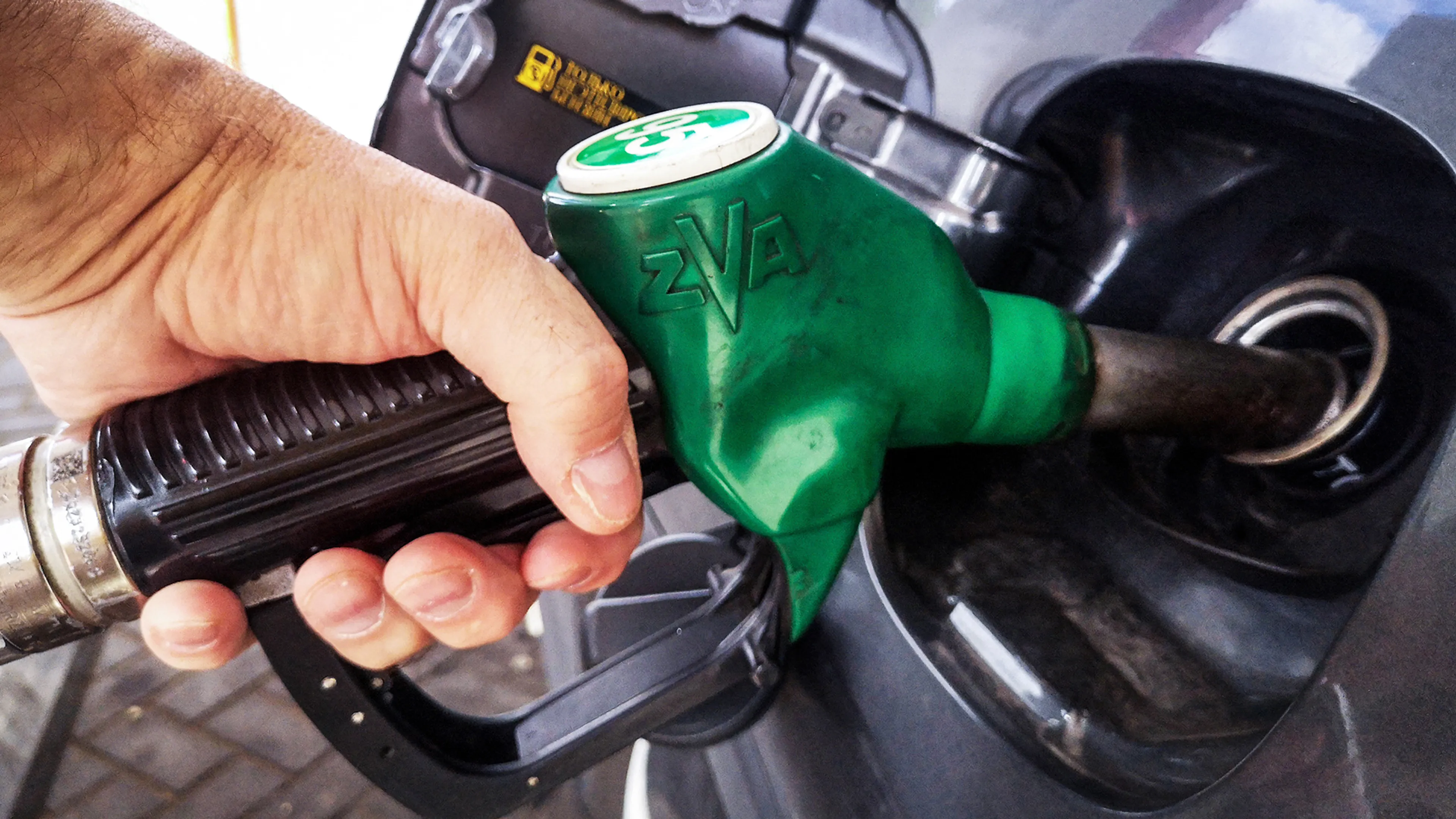 Opnieuw recordprijs voor benzine, Nederlanders tanken steeds vaker over de grens