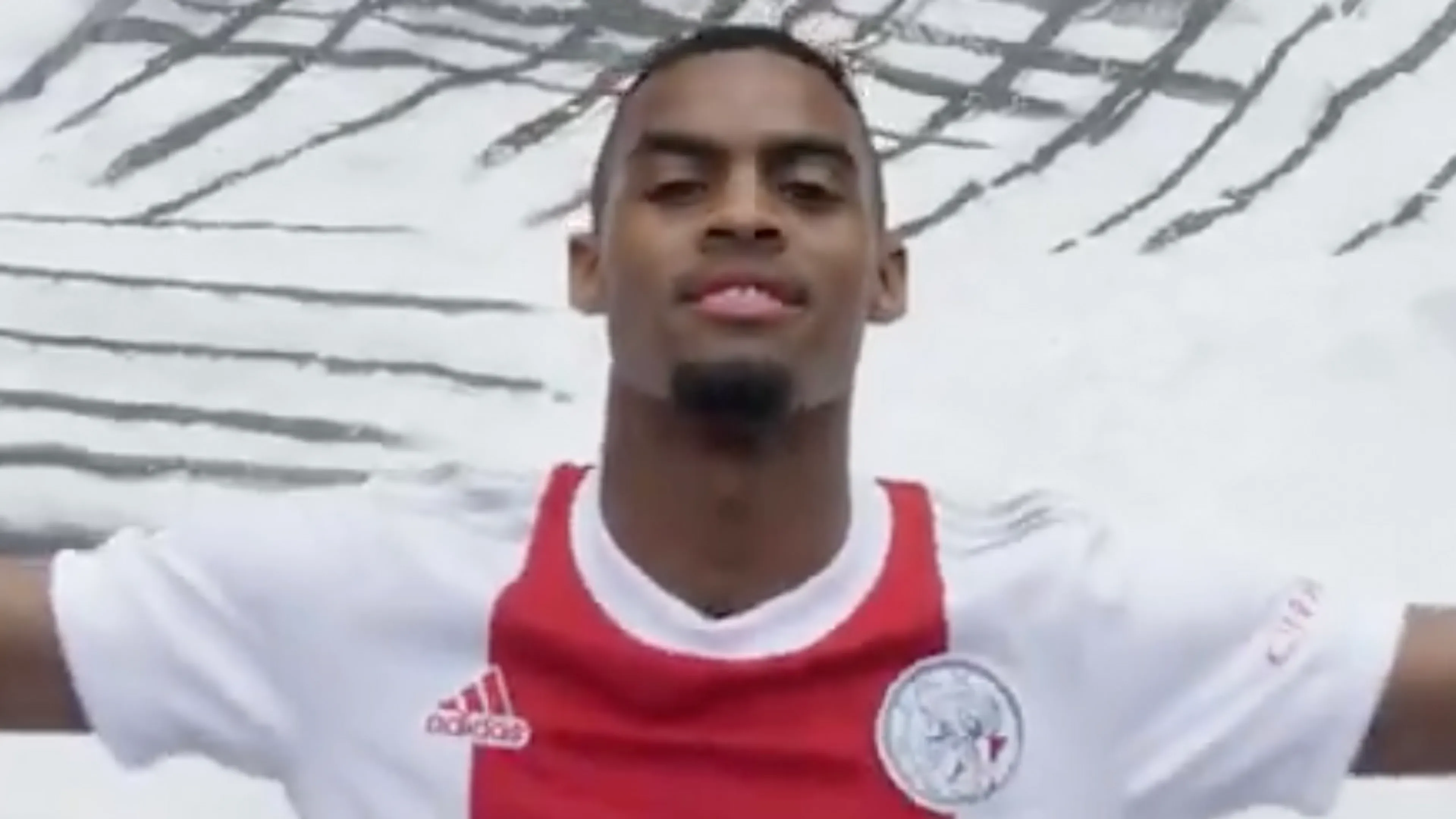 Ajax presenteert nieuwe thuisshirt met oude clublogo