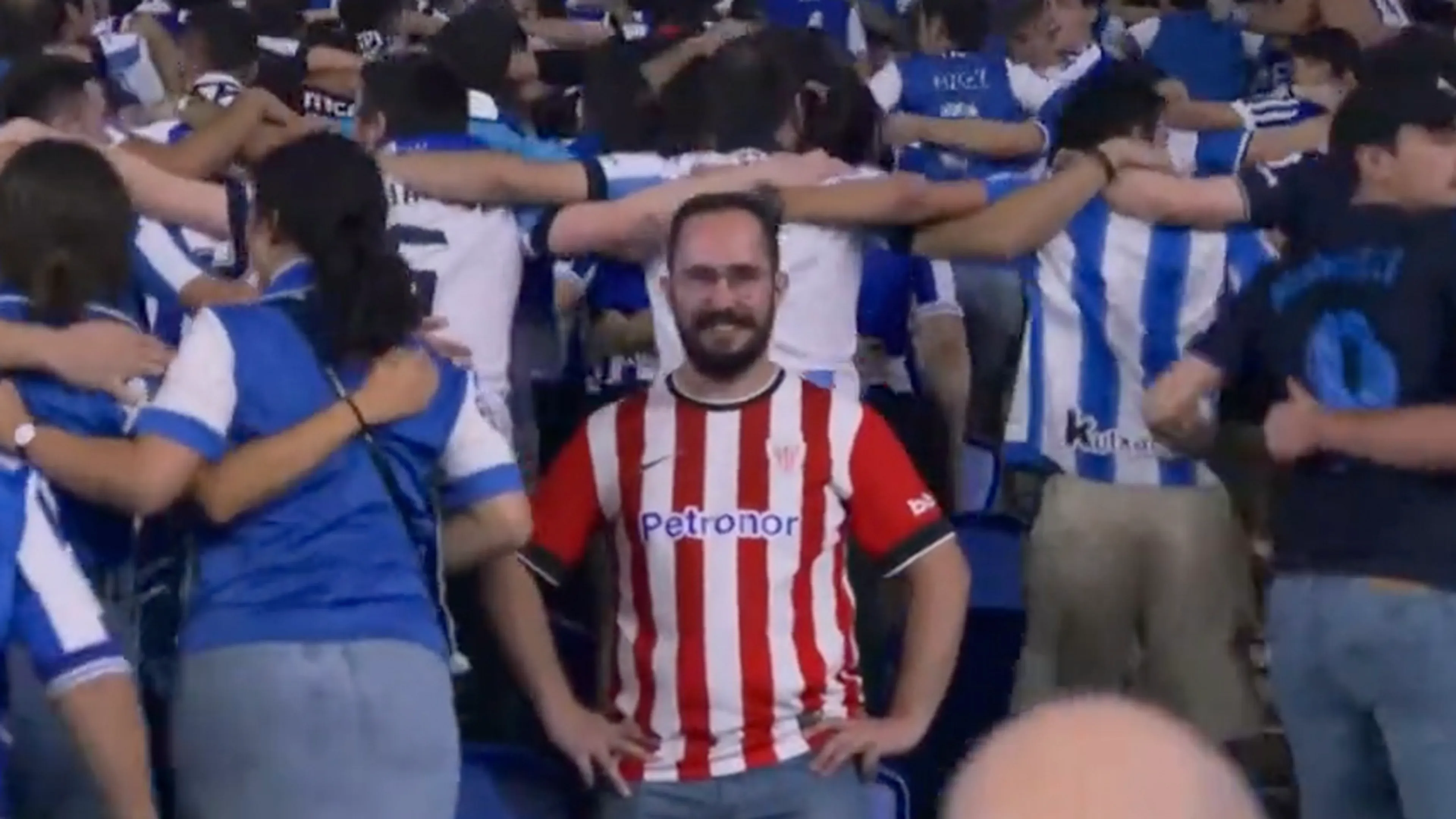 Video: Bilbao-fan staat tussen feestvierende Sociedad-fans na derbyverlies