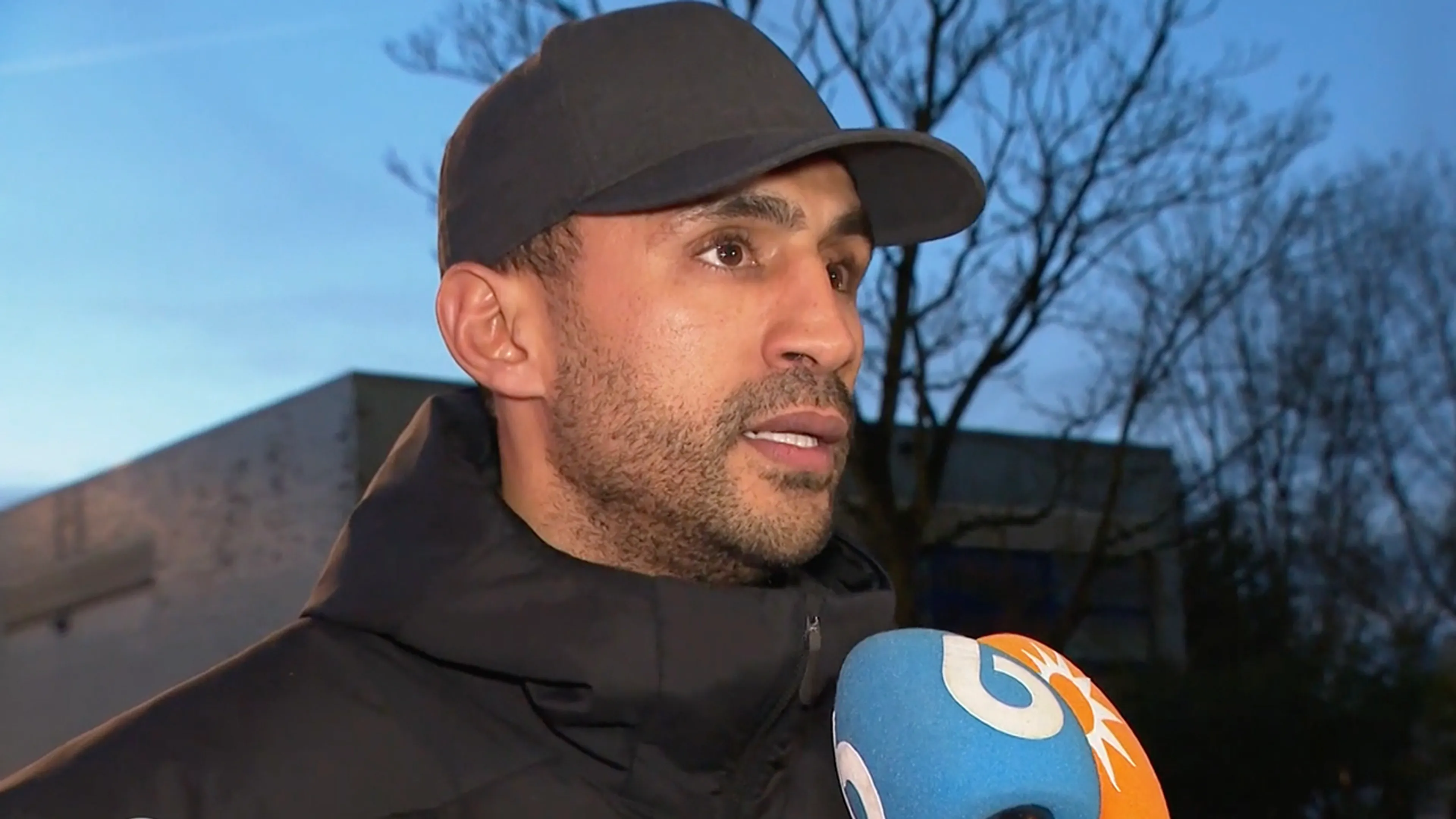 Video: Badr Hari reageert zichtbaar emotioneel na vrijlating: 'Dat gun ik geen enkele vader'