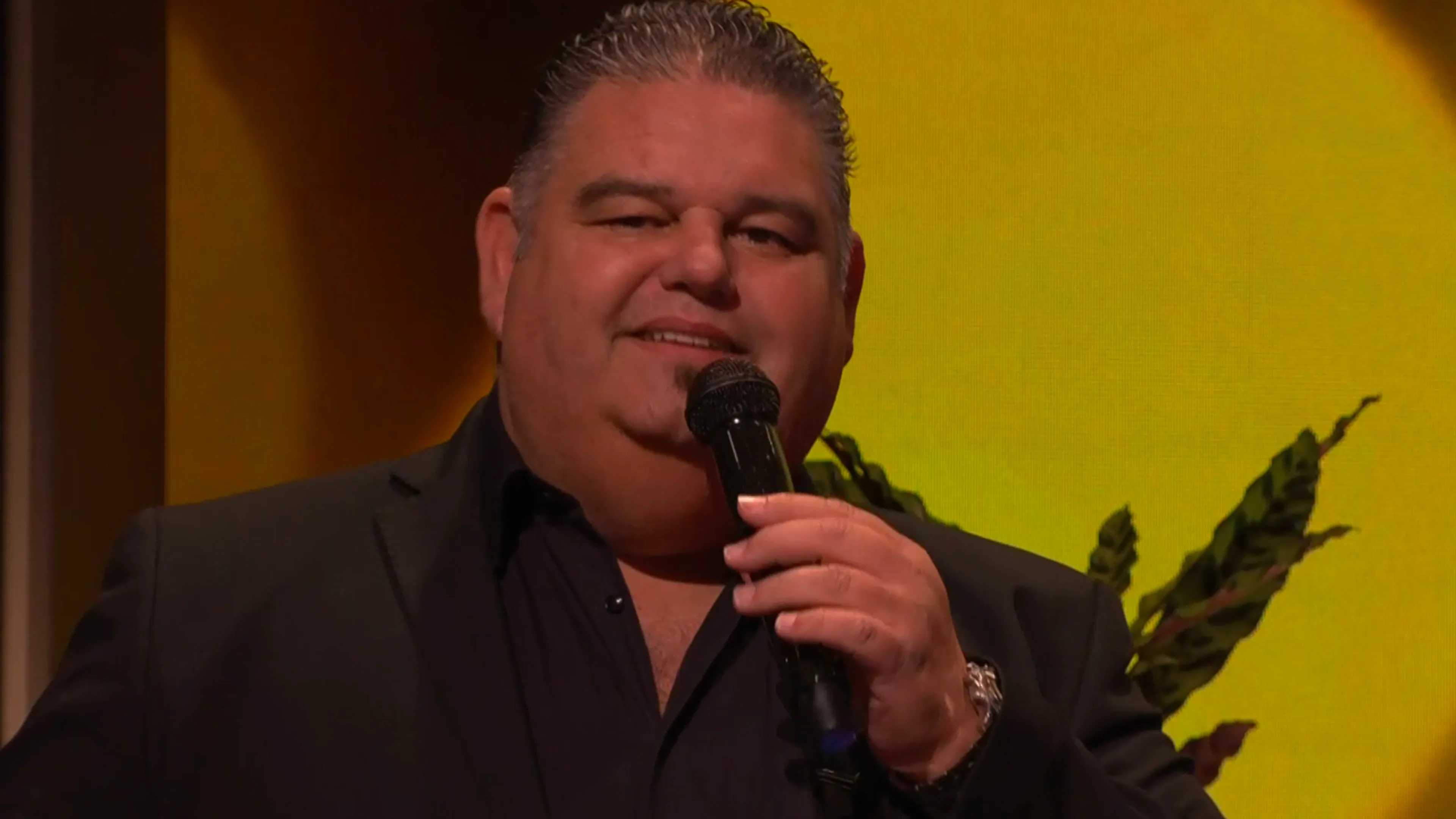 Django Wagner zorgt voor kroegsfeer bij De Oranjezondag met zijn hit 'Kali'