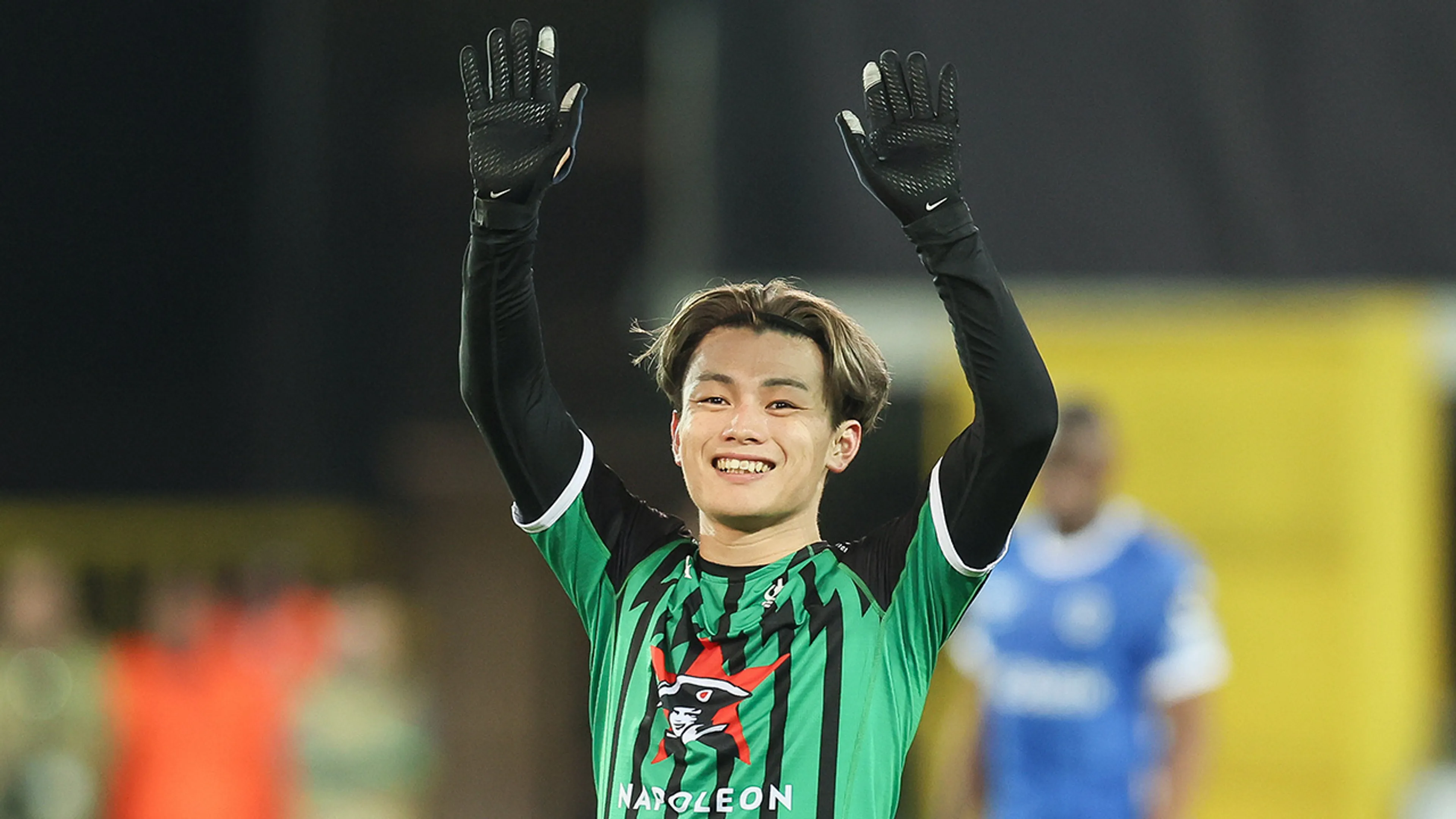 Feyenoord verwelkomt recordaankoop Ayase Ueda