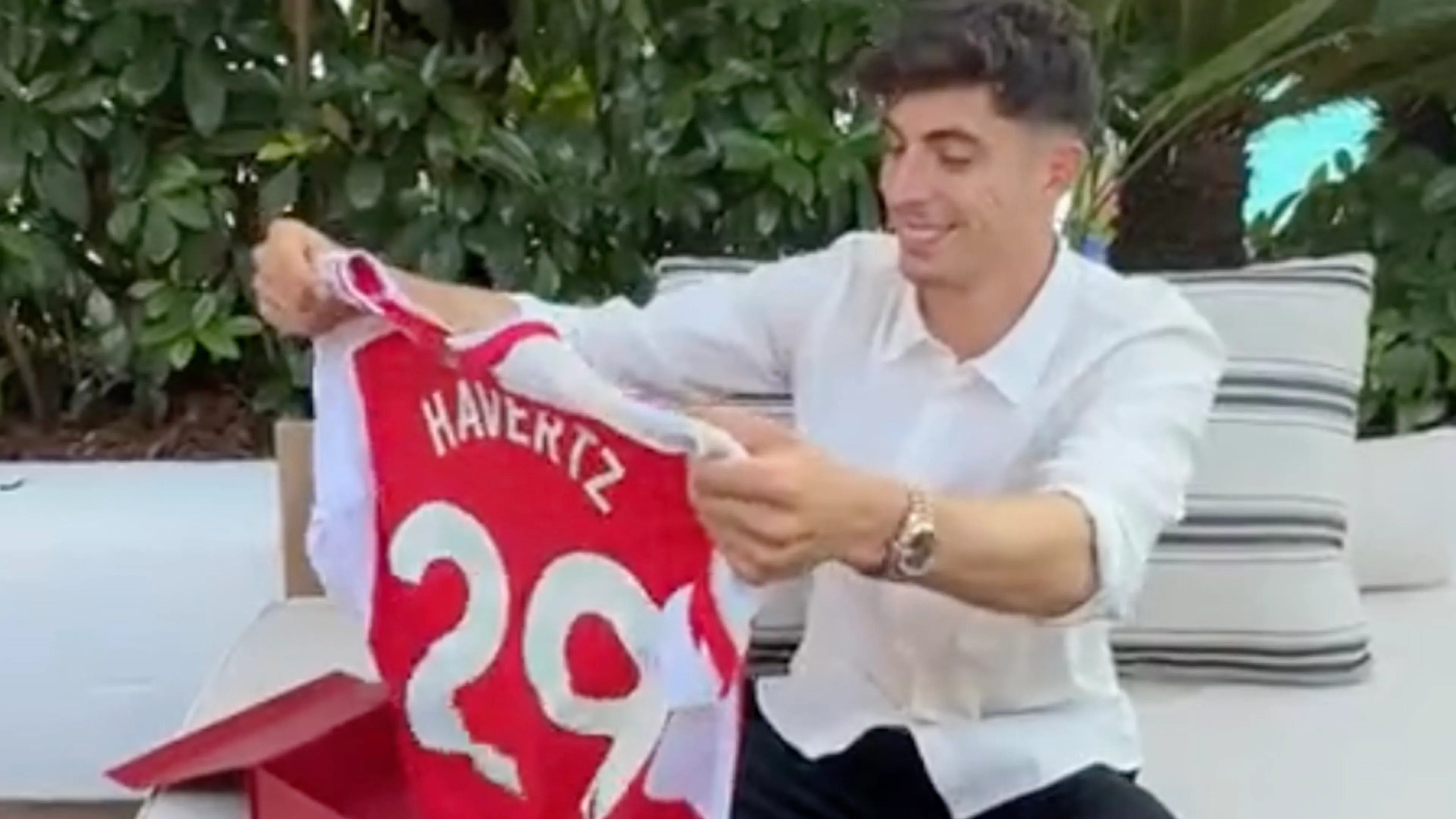 Lol! Havertz ontvangt zijn Arsenal-shirt tijdens bruiloft Chelsea-speler