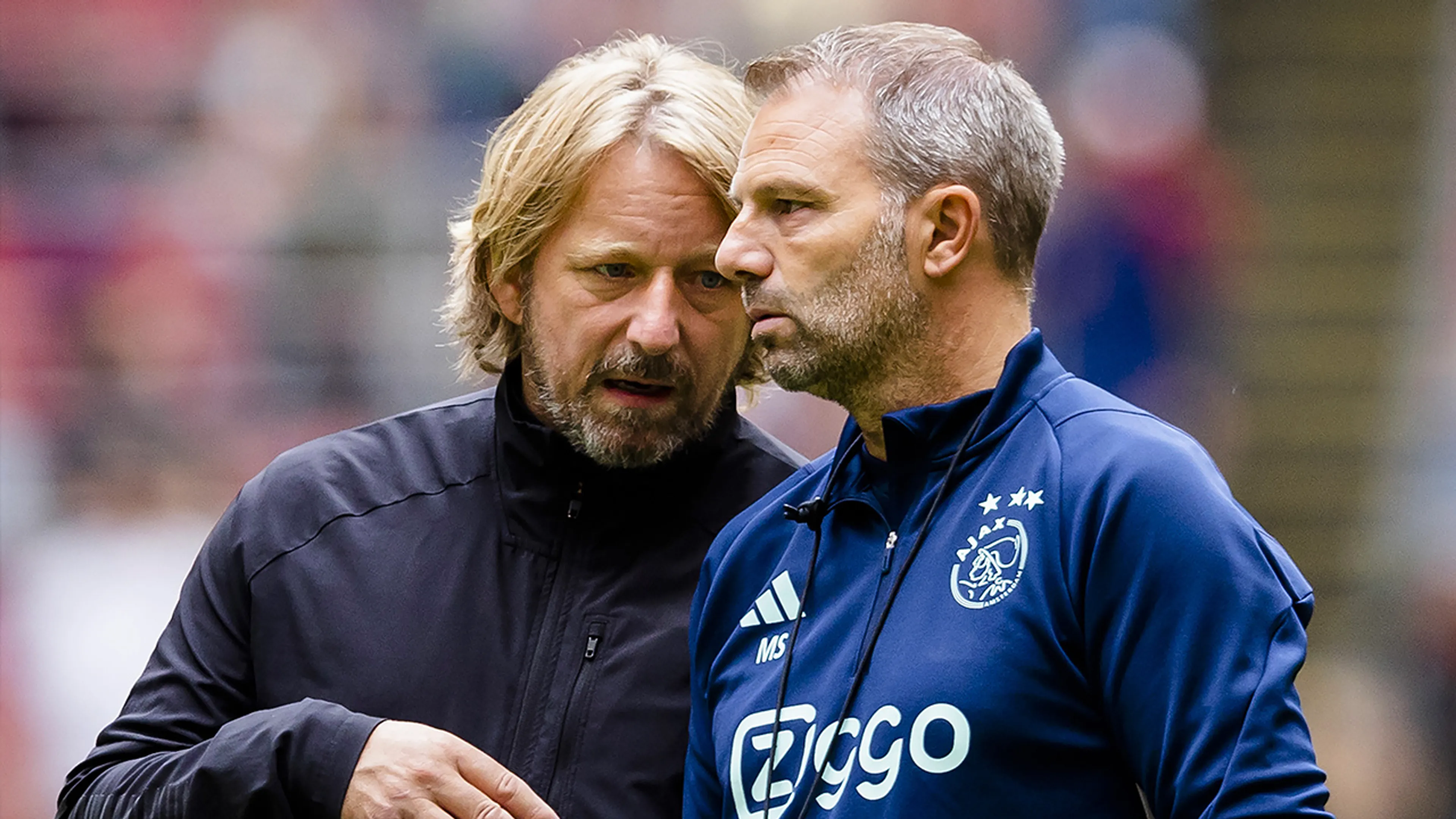 'Wie ruimt het veld voor de Kerst? Maurice Steijn of Sven Mislintat?'