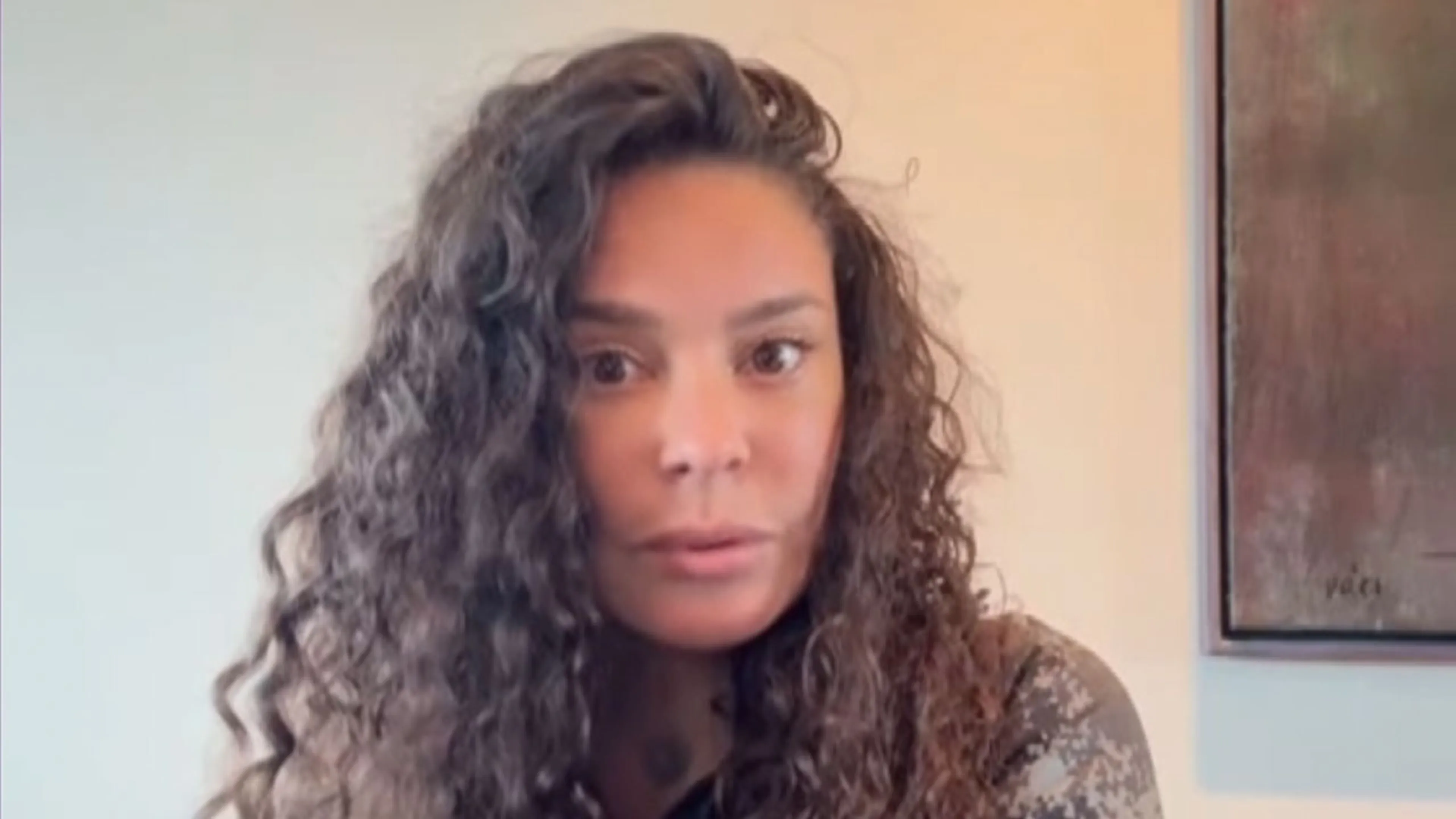 Fajah Lourens reageert weer op kritiek na cosmetische ingrepen: 'Voel jij je beter als ik pijn heb?'