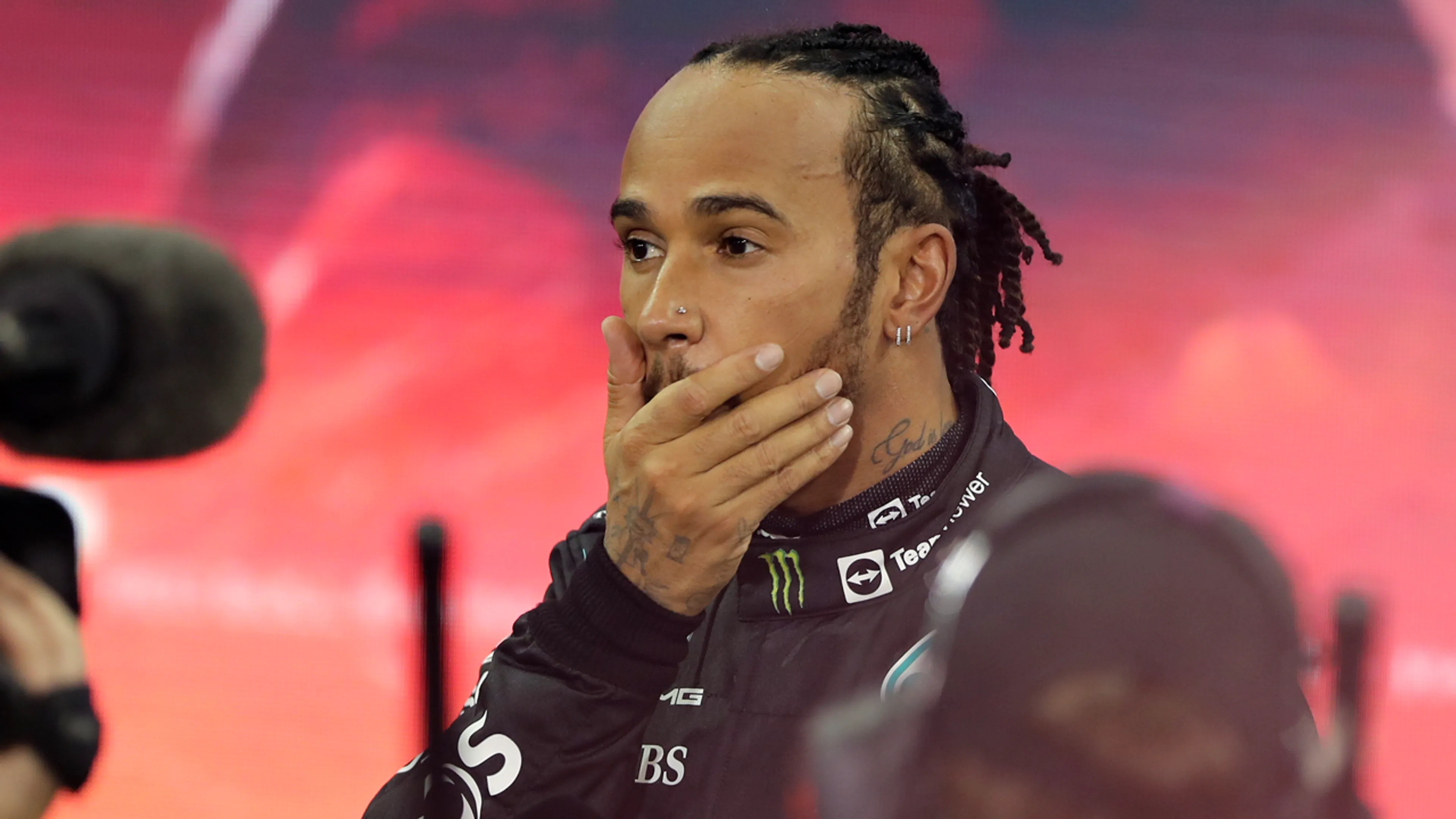 Hamilton ploetert en heeft 'heel veel werk te doen': 'Ik weet nu dat ik behoorlijk snelheid tekort kom'