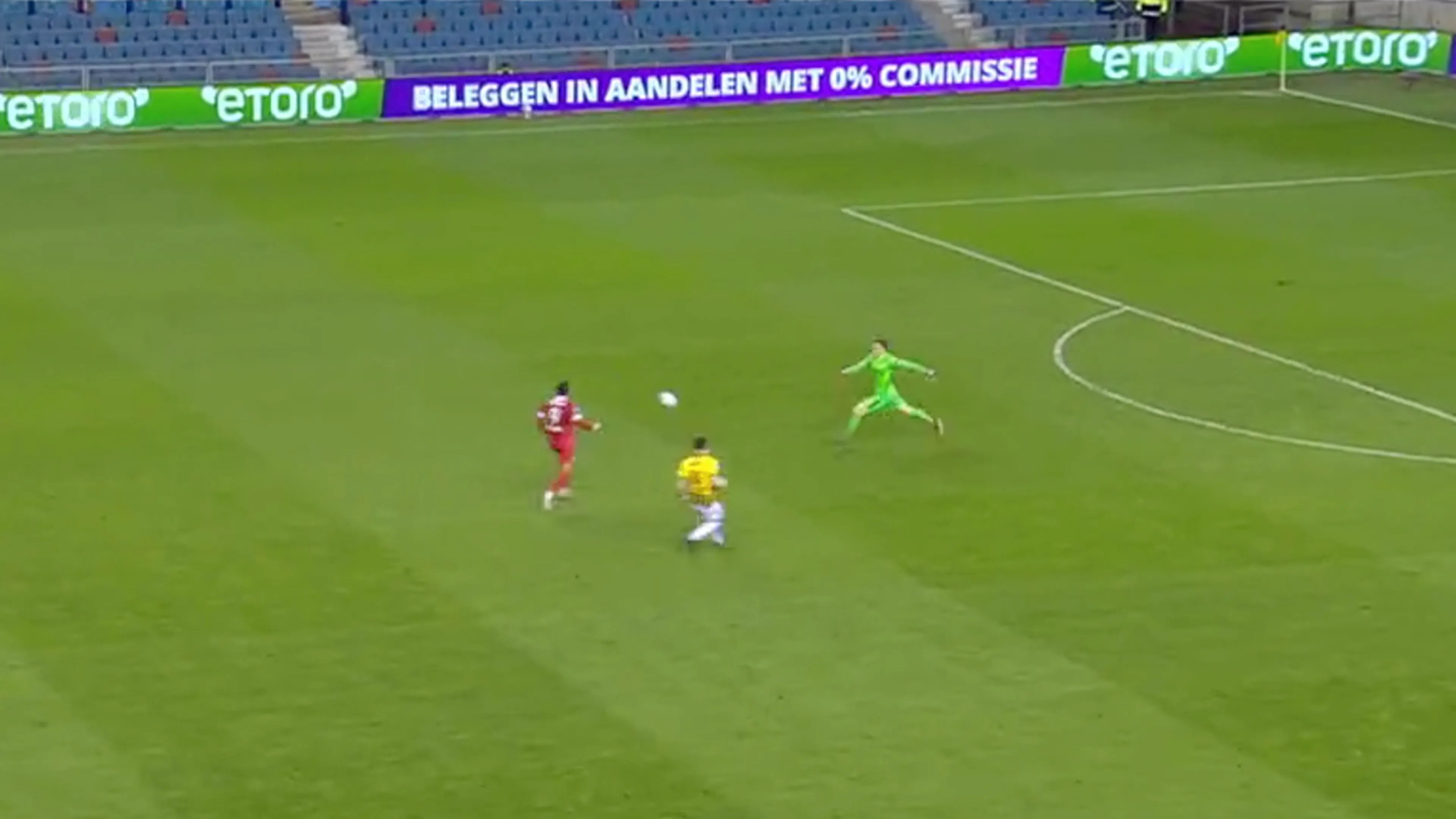 VIDEO: Vitesse-doelman Schubert komt goed weg na enorme fout tegen AZ