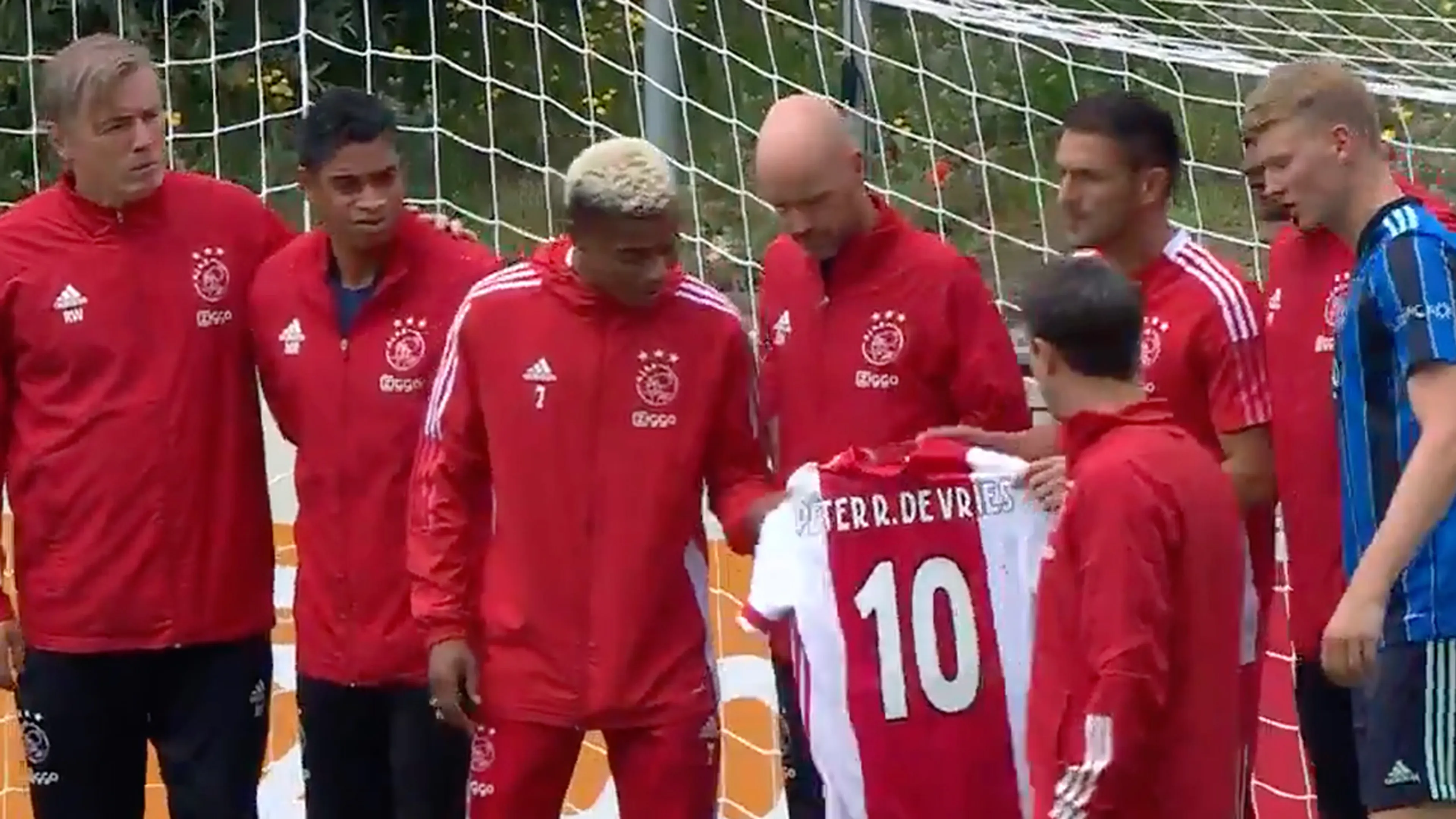 Prachtig! Ajax steunt Peter R. de Vries met speciaal shirt