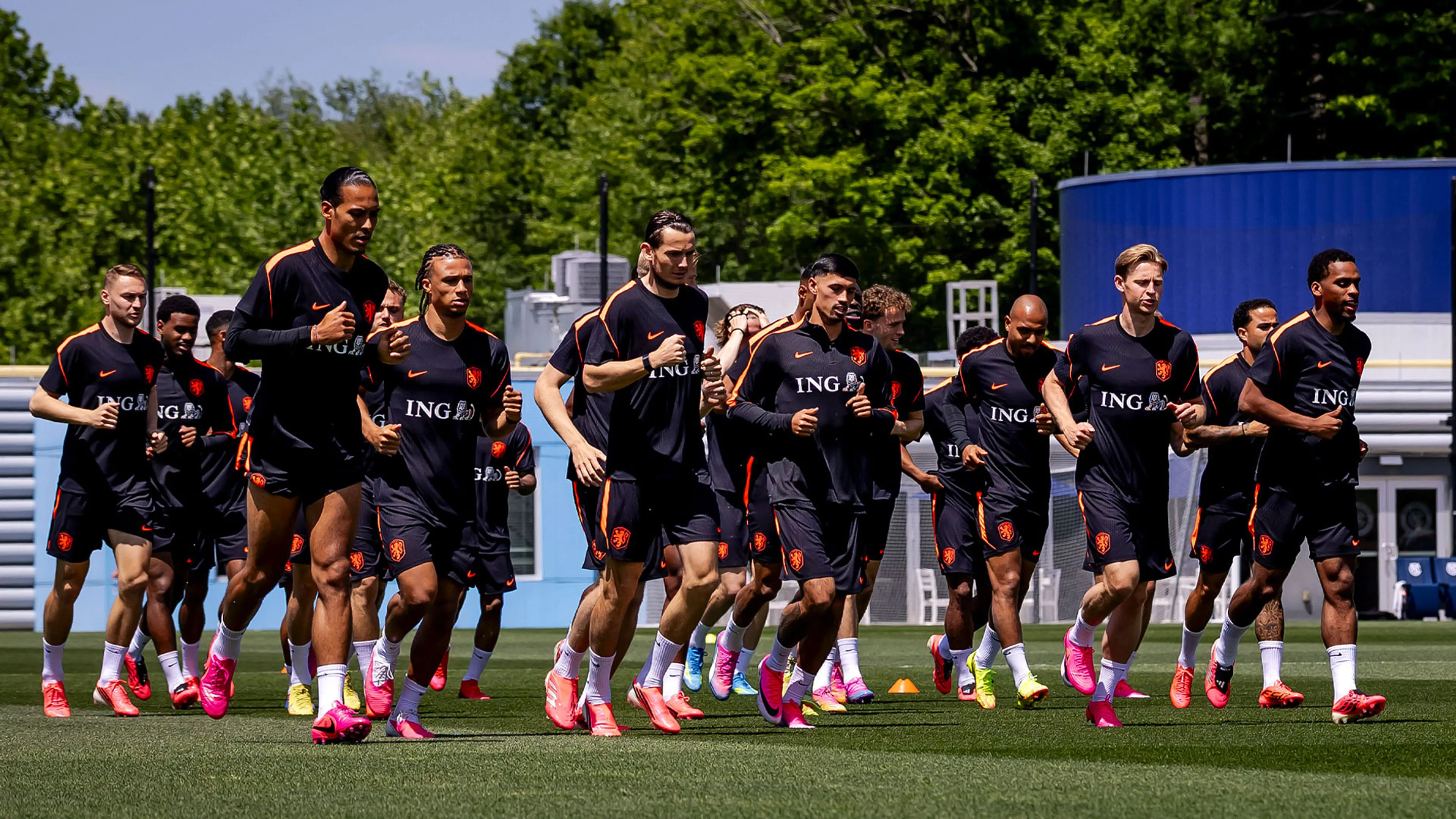 Oranje traint voor het eerst met complete WK-selectie in Amerika
