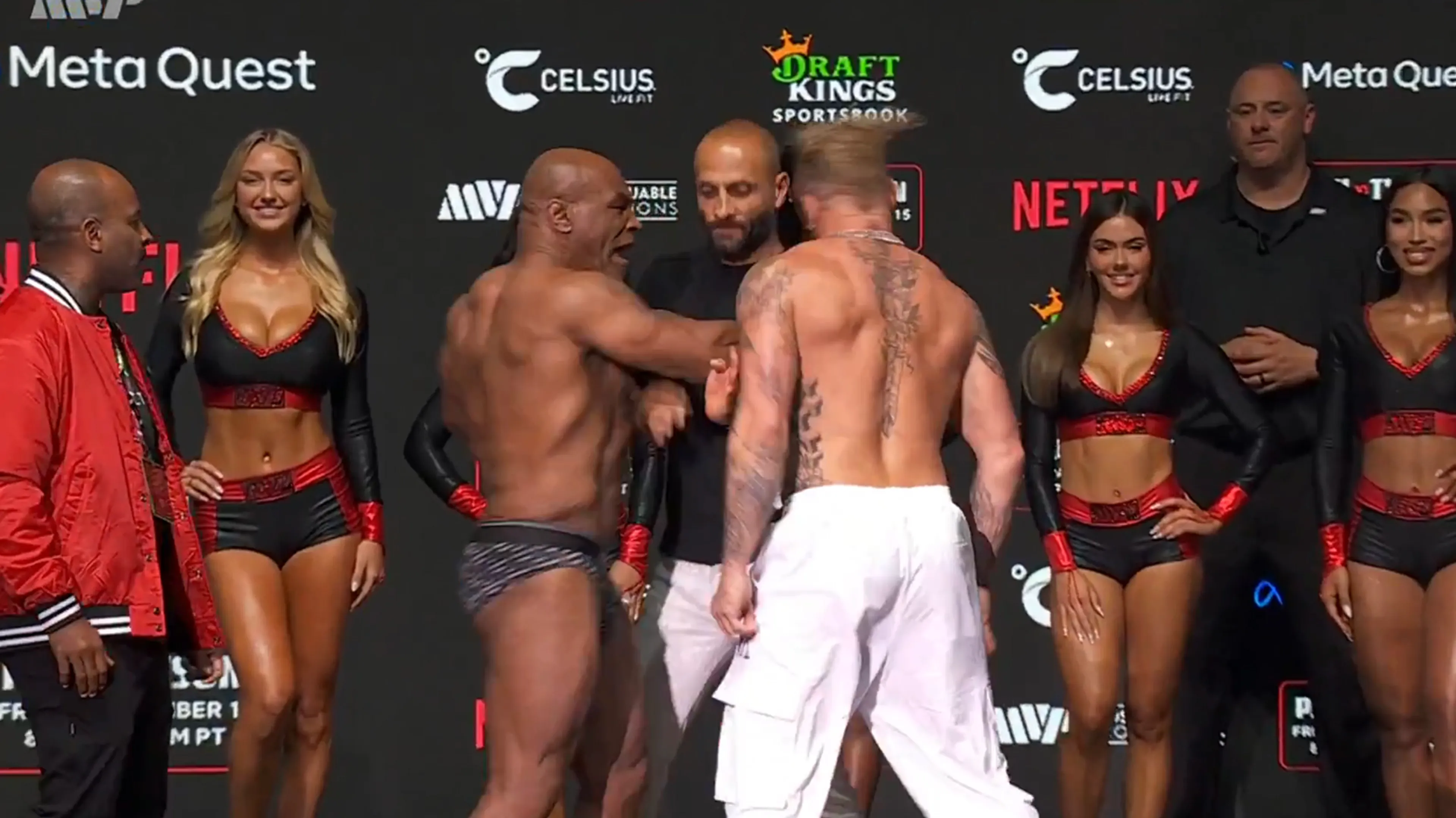 Video: Mike Tyson slaat Jake Paul in gezicht bij weging bokswedstrijd