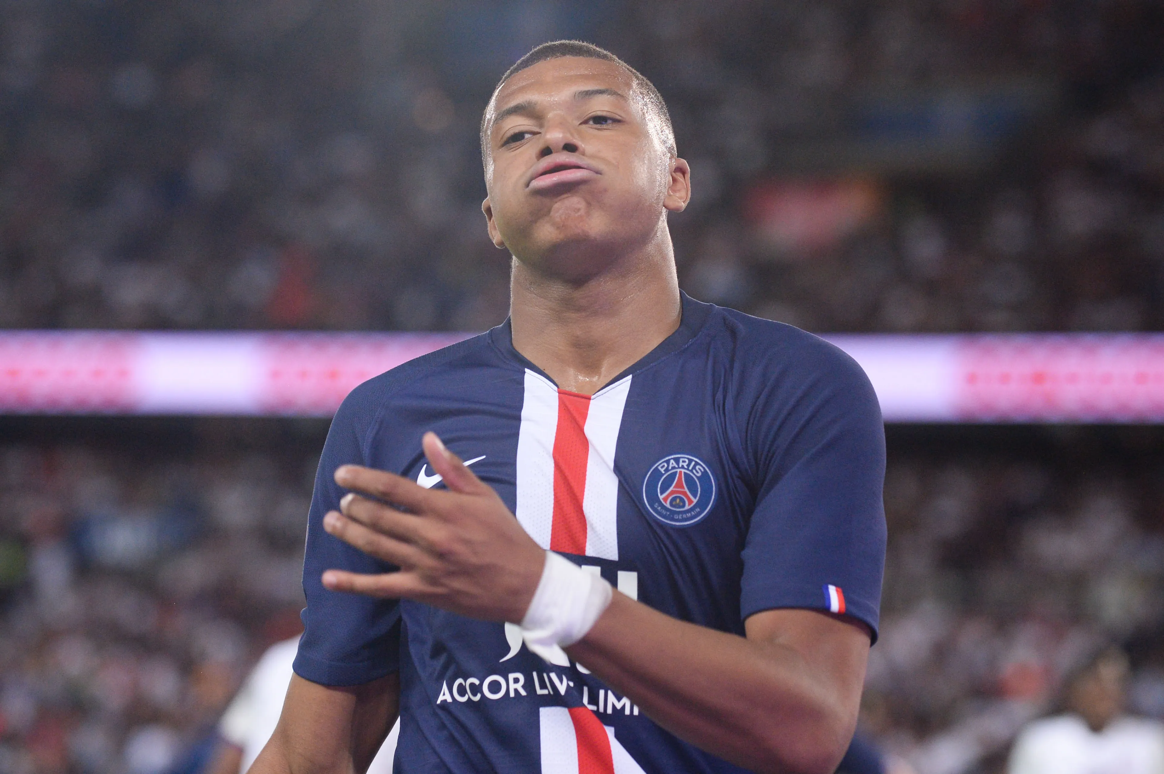 Spierblessure houdt Mbappé weken aan kant