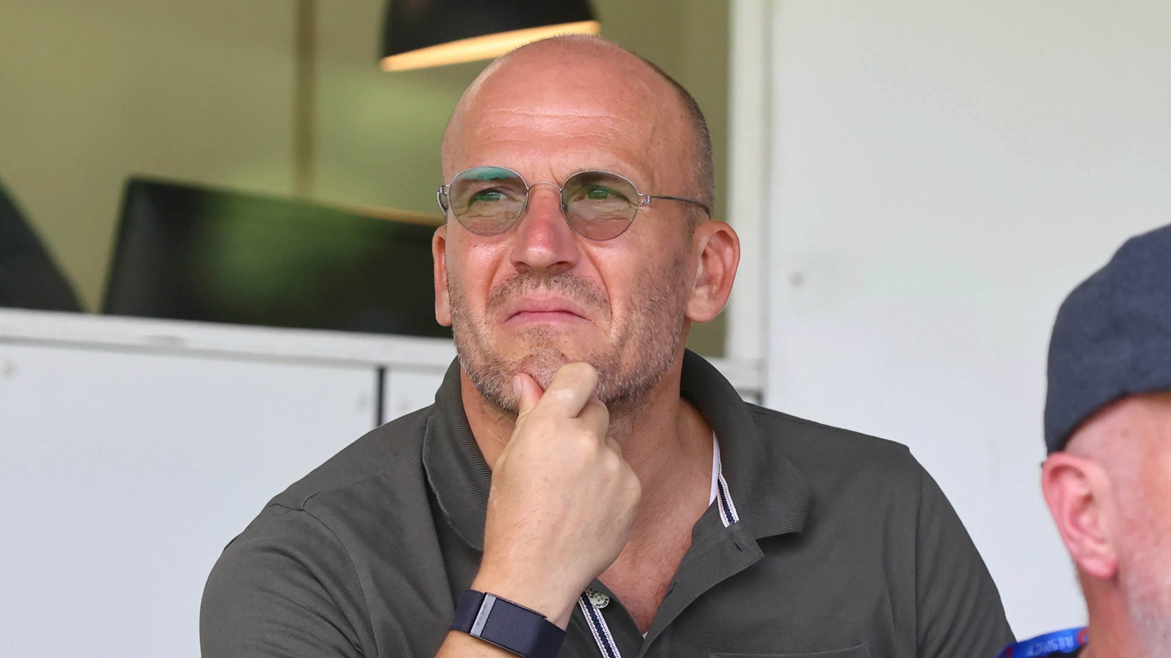 Kroes stelt positie bij Ajax ter beschikking na ontslag van Heitinga