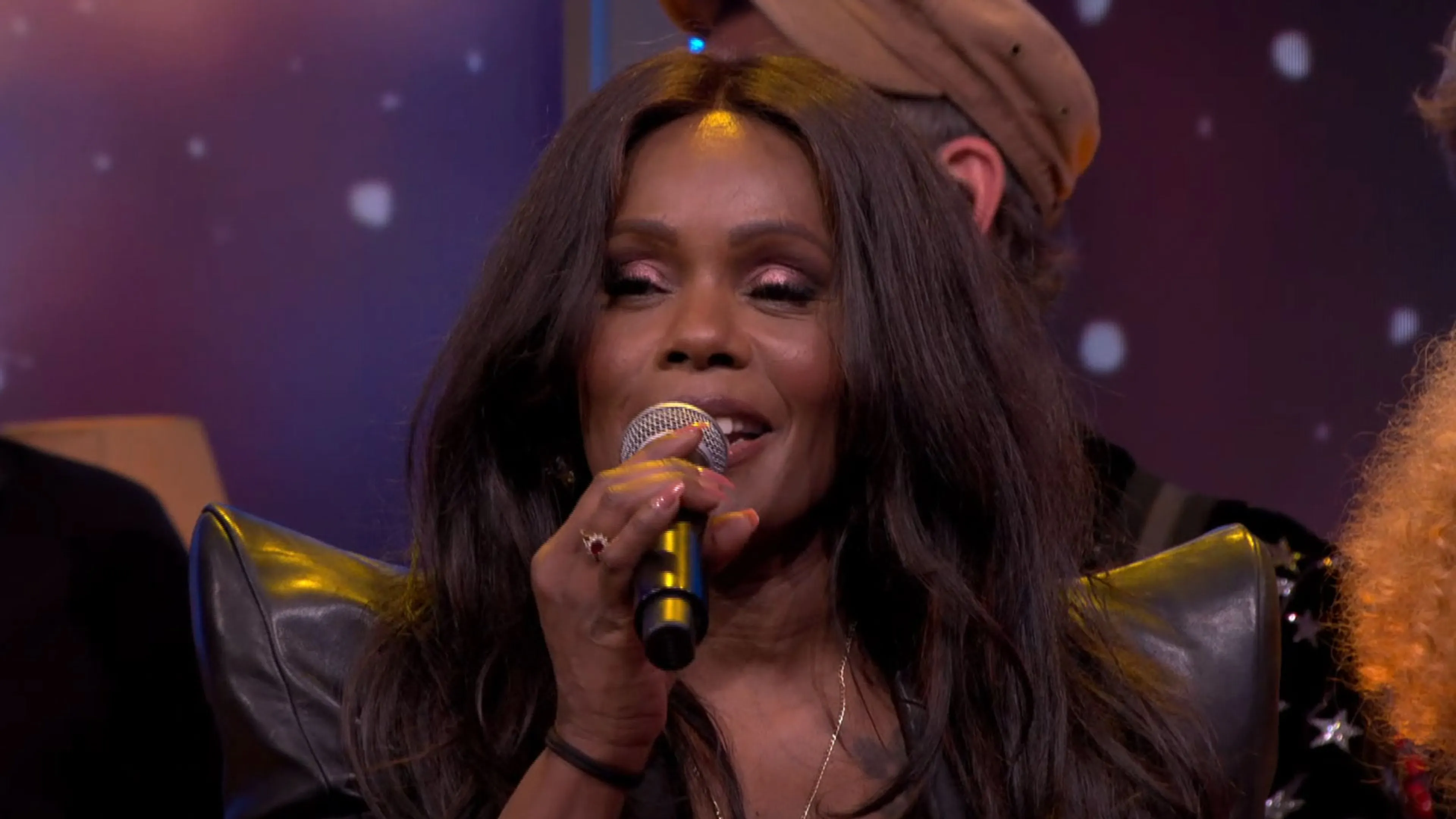Donna’s Hot Stuff zingt No More Tears in de commercialbreak van De Oranjewinter