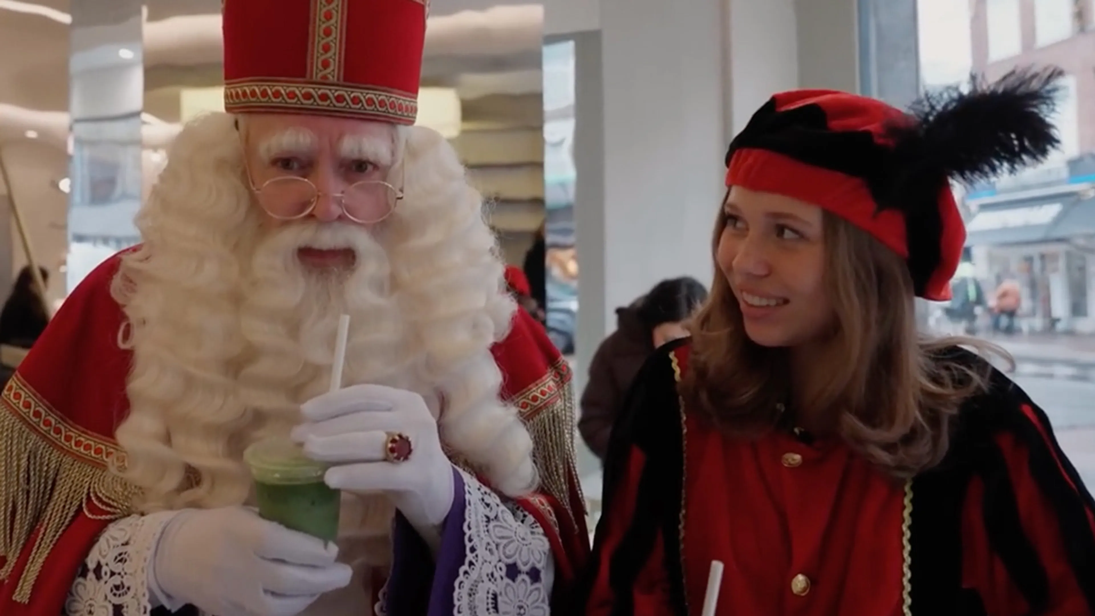 Sinterklaas aan de 'grasdrank' met influencer Rhodé Kok: ‘Matcha?! Is dat een vriendin van je?’