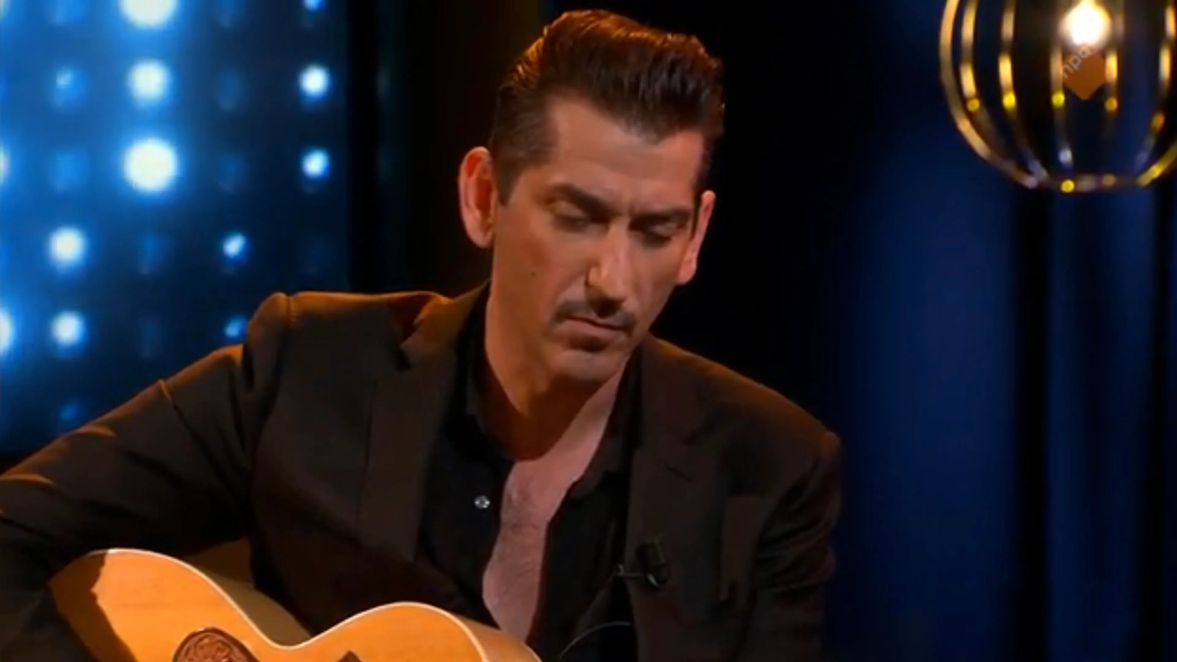 Danny Vera betovert Op1-studio met prachtige Elvis Presley-cover