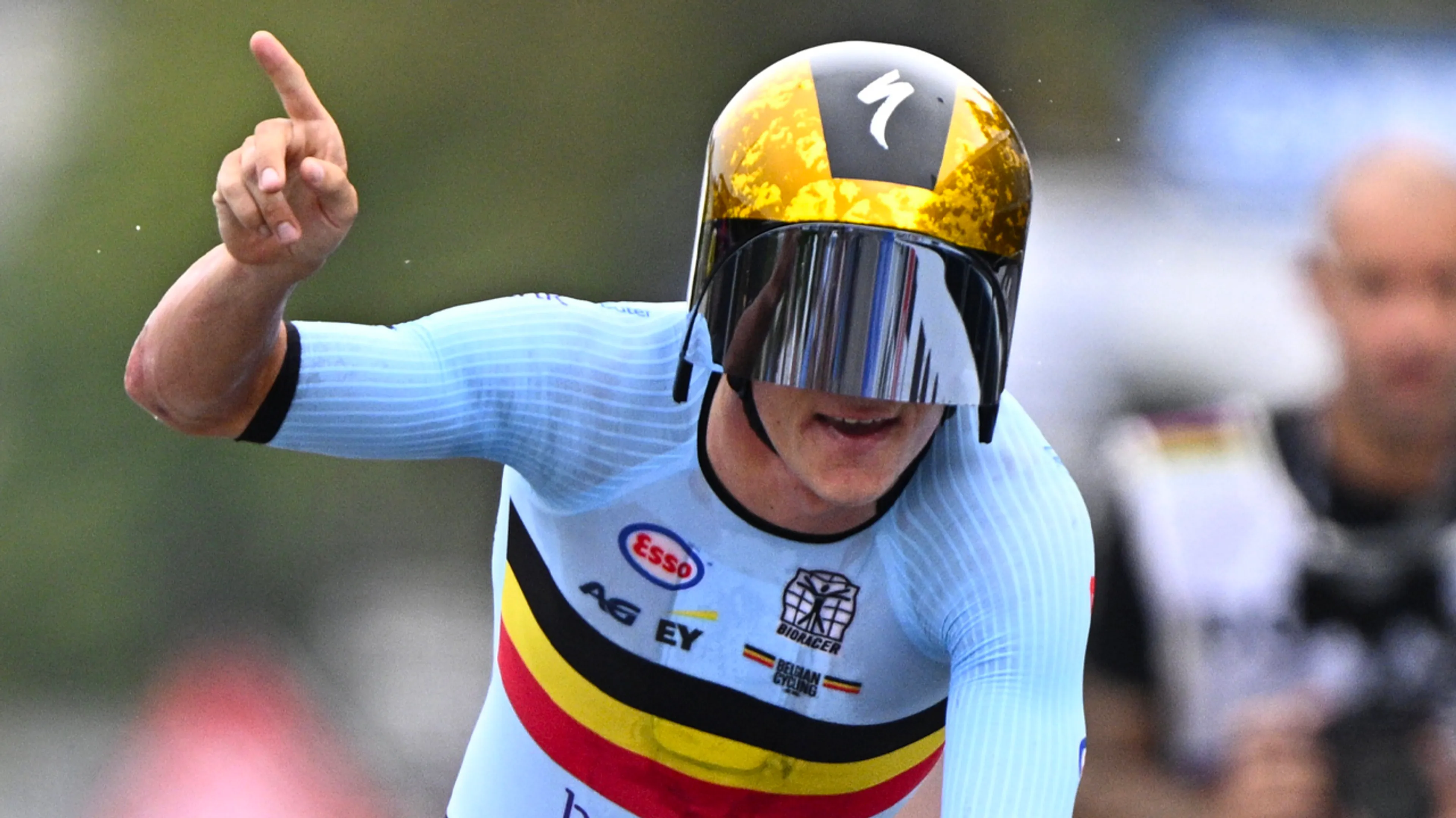Remco Evenepoel prolongeert wereldtitel tijdrijden