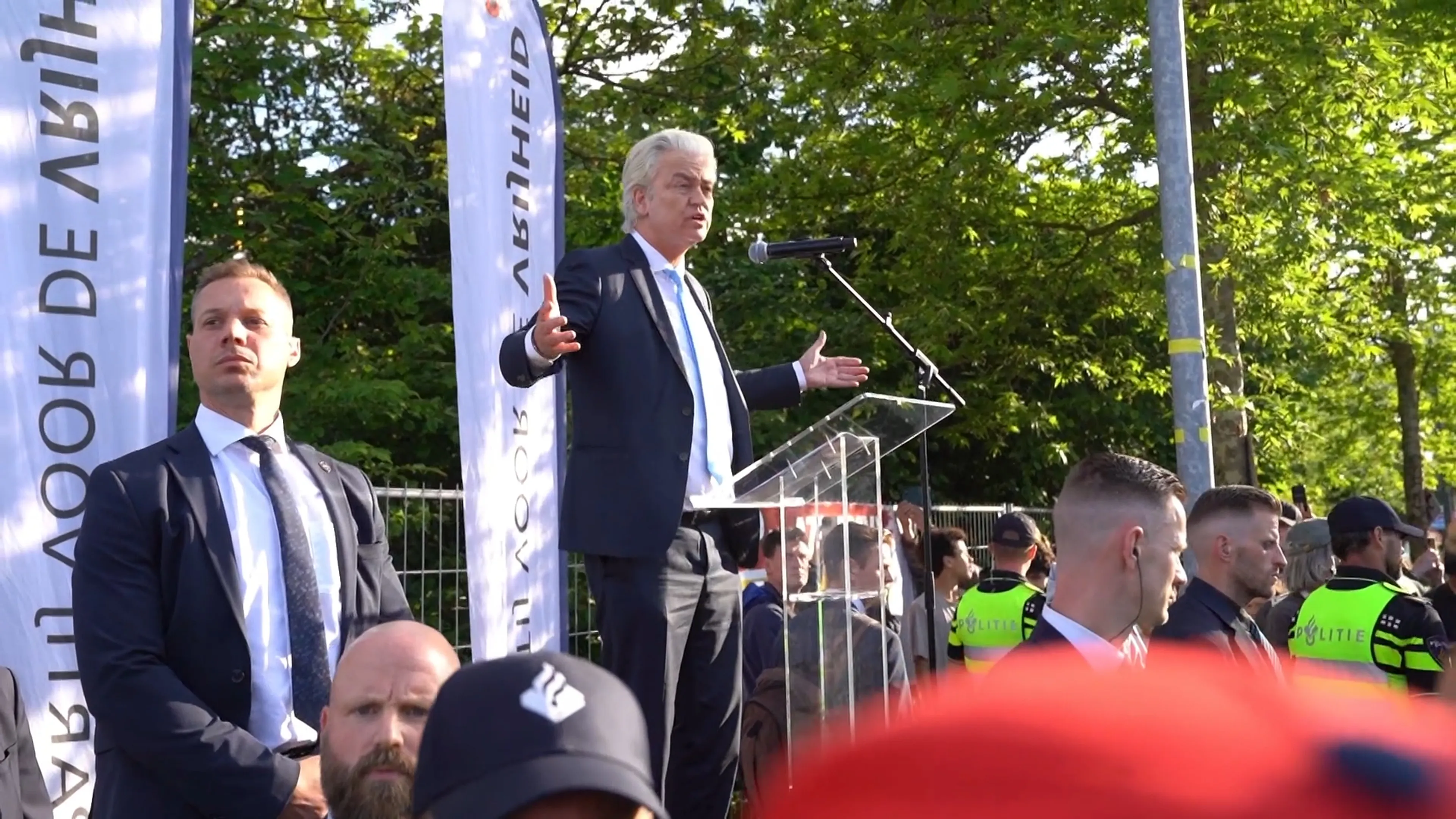 Geert Wilders spreekt voor menigte in Engelen over asielopvang