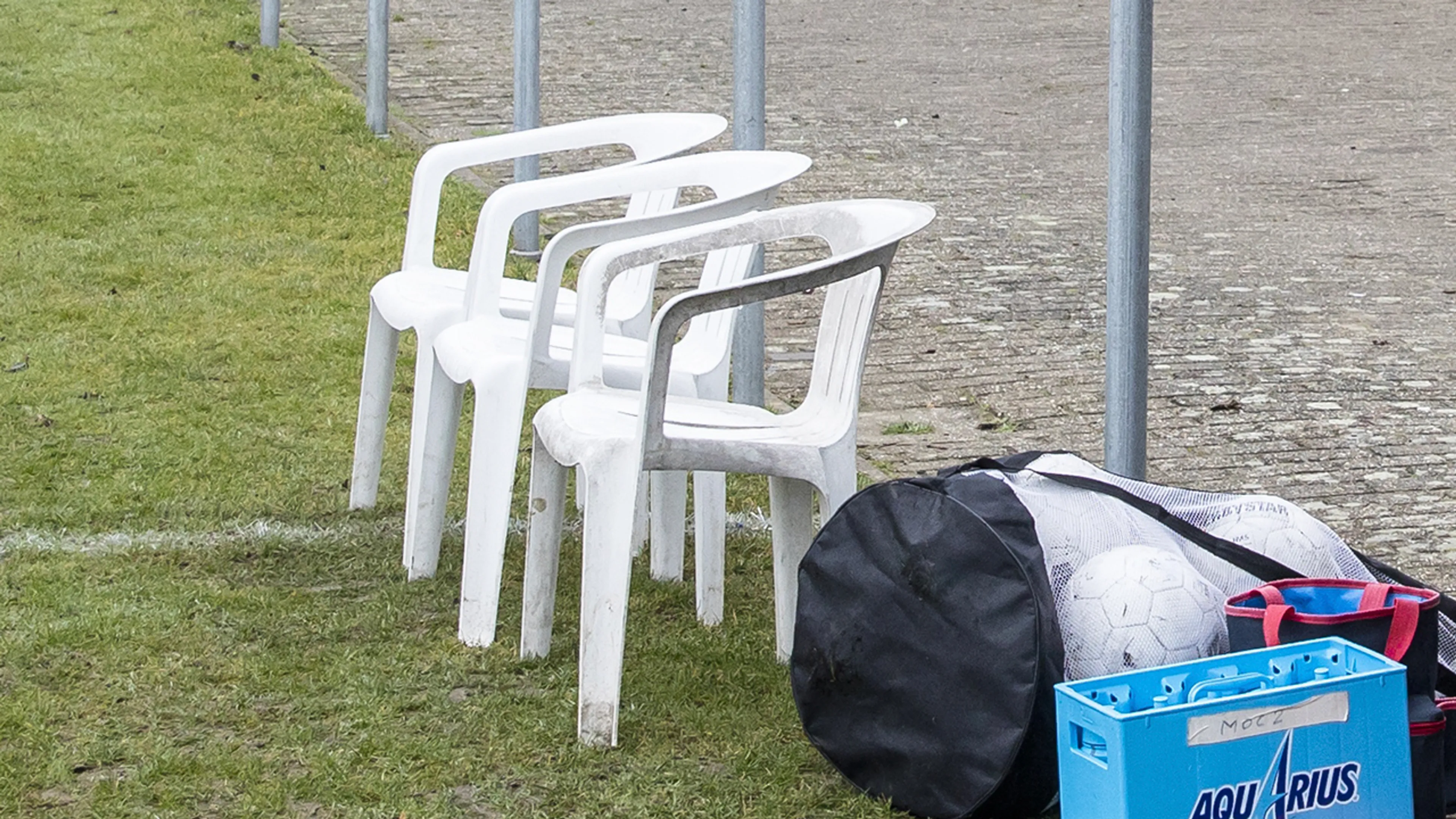 Amateurwedstrijd gestaakt nadat trainer 'per ongeluk' stoel gooit naar grensrechter