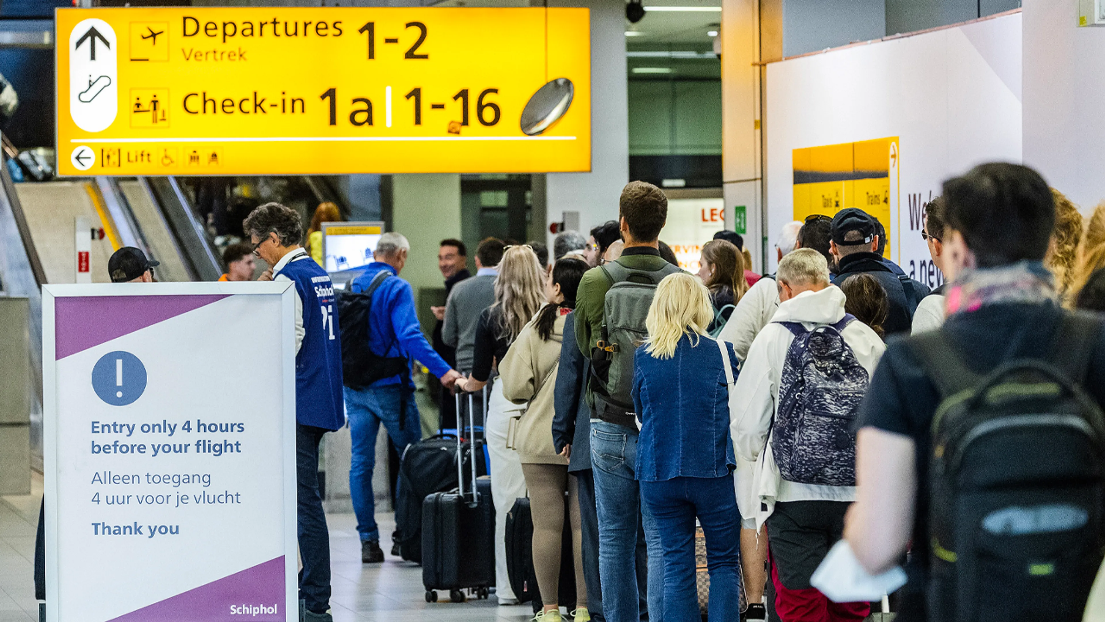 Schiphol schrapt deze zomer tot wel honderden vluchten per dag