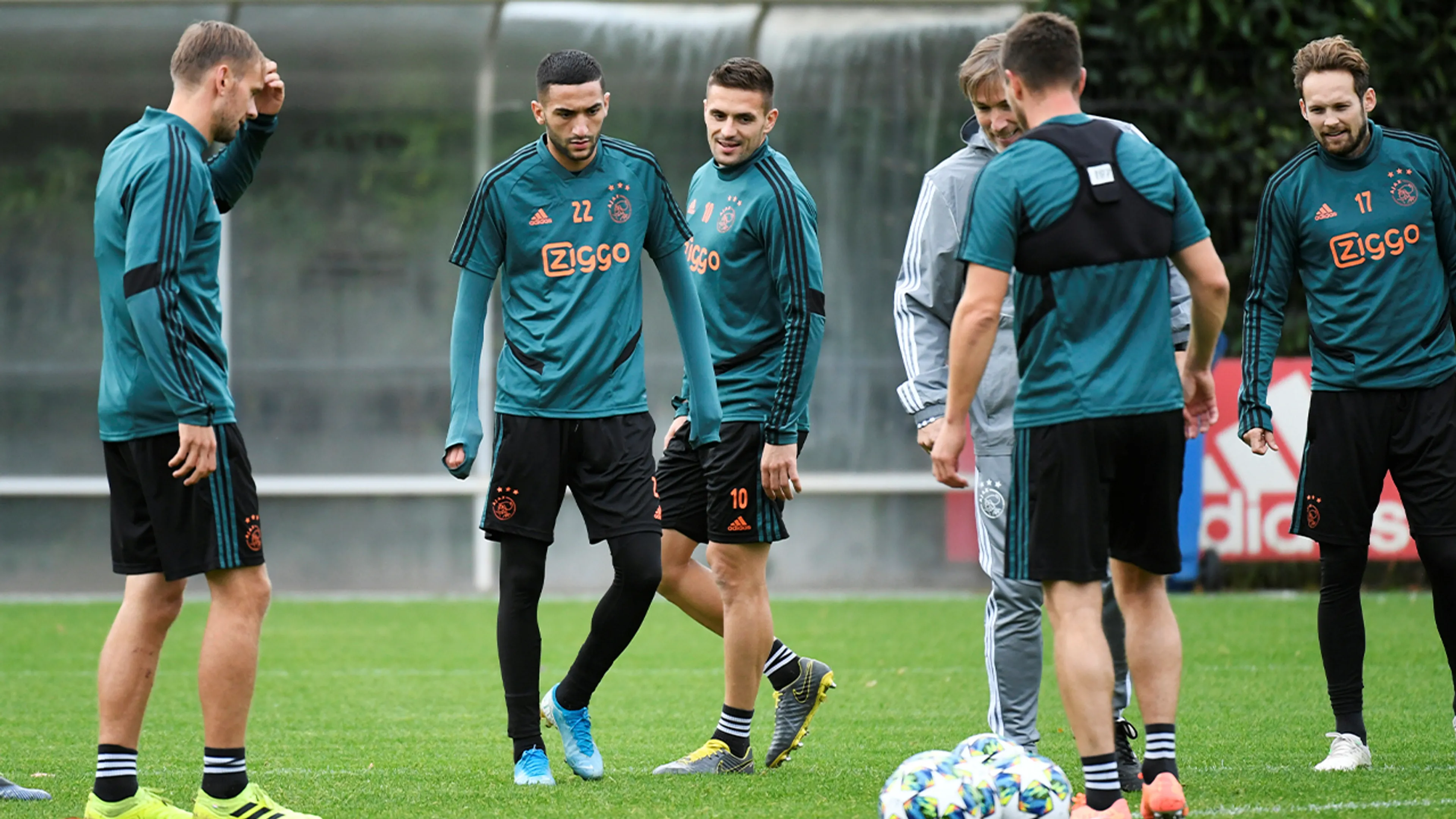 Ajax hervat training op Sportpark De Toekomst