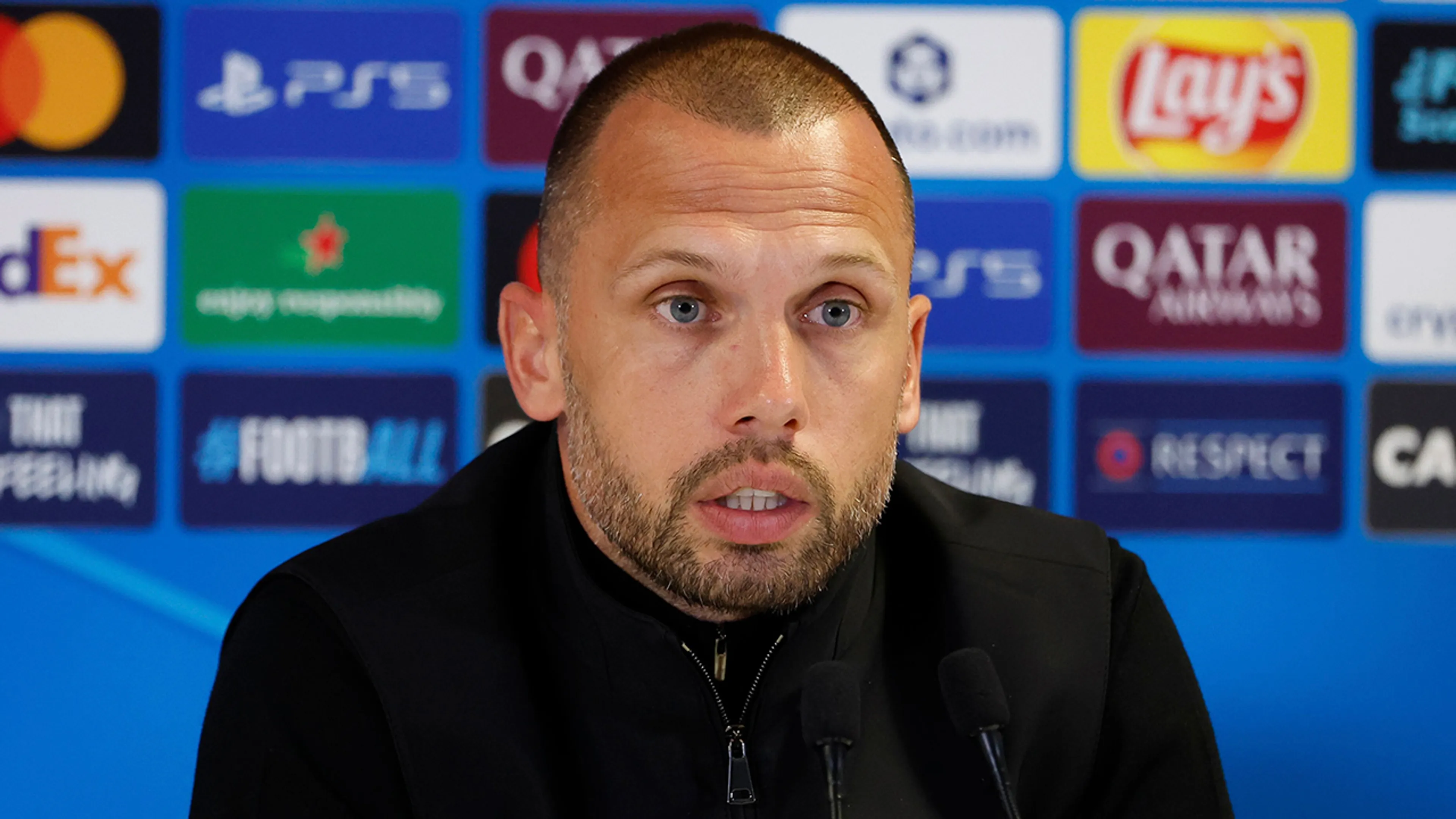 Medelijden met Heitinga: 'Ze hebben een selectie samengesteld van het niveau FC Groningen'
