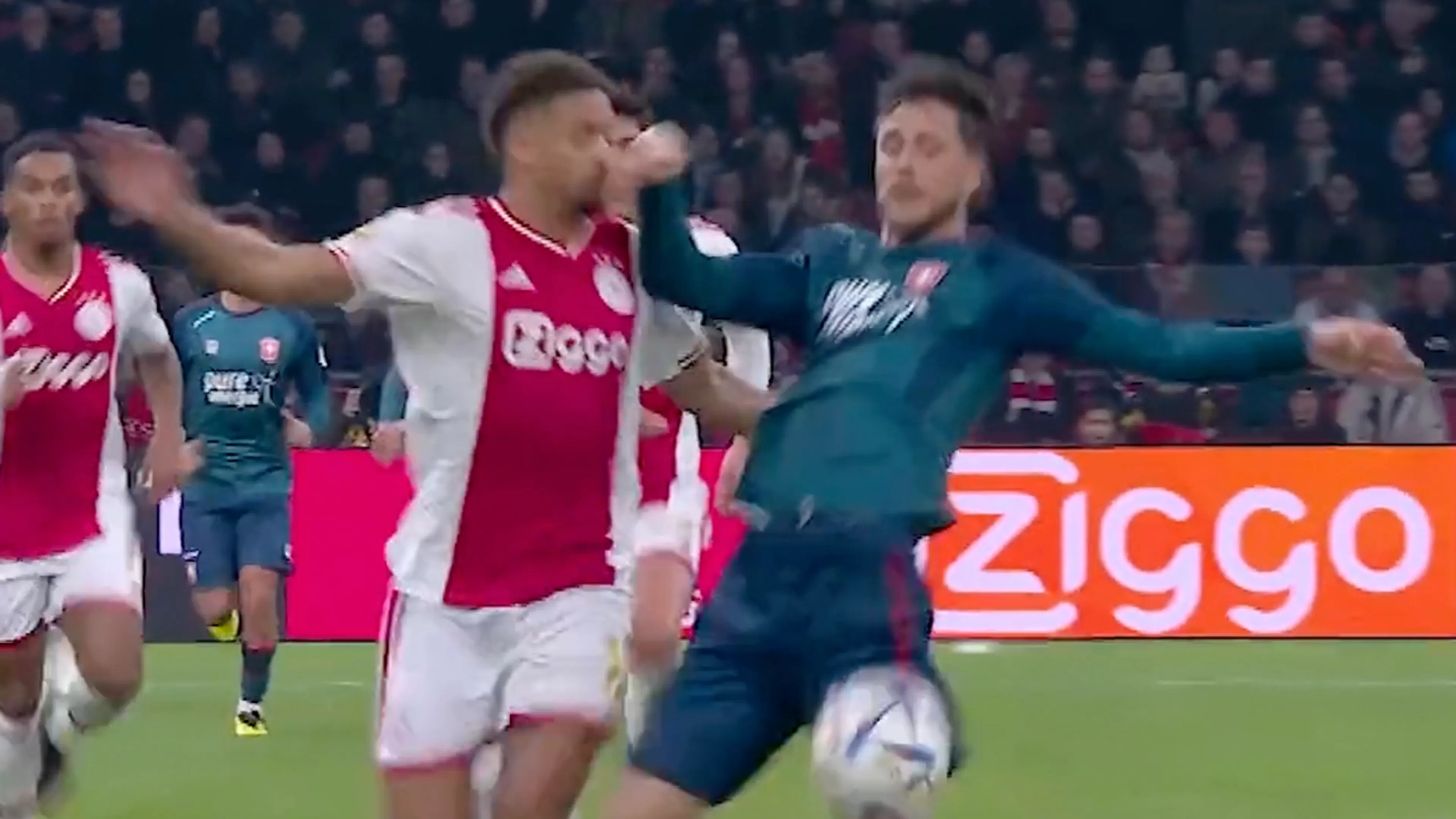 Ajax in de problemen: Rensch moet met rood én brancard het veld verlaten