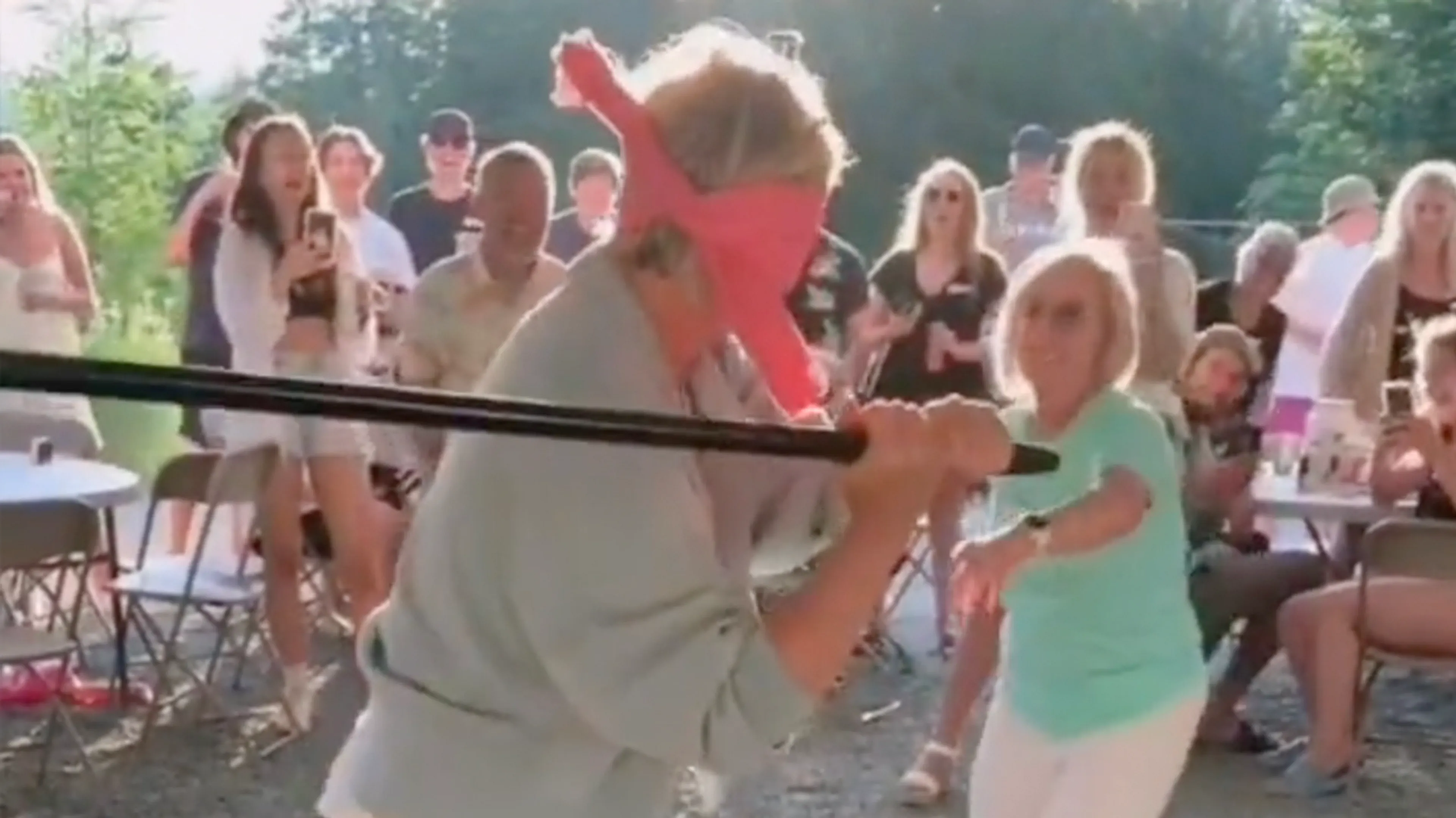 Sfeer op verjaardagsfeestje slaat compleet om na pijnlijke flater met piñata