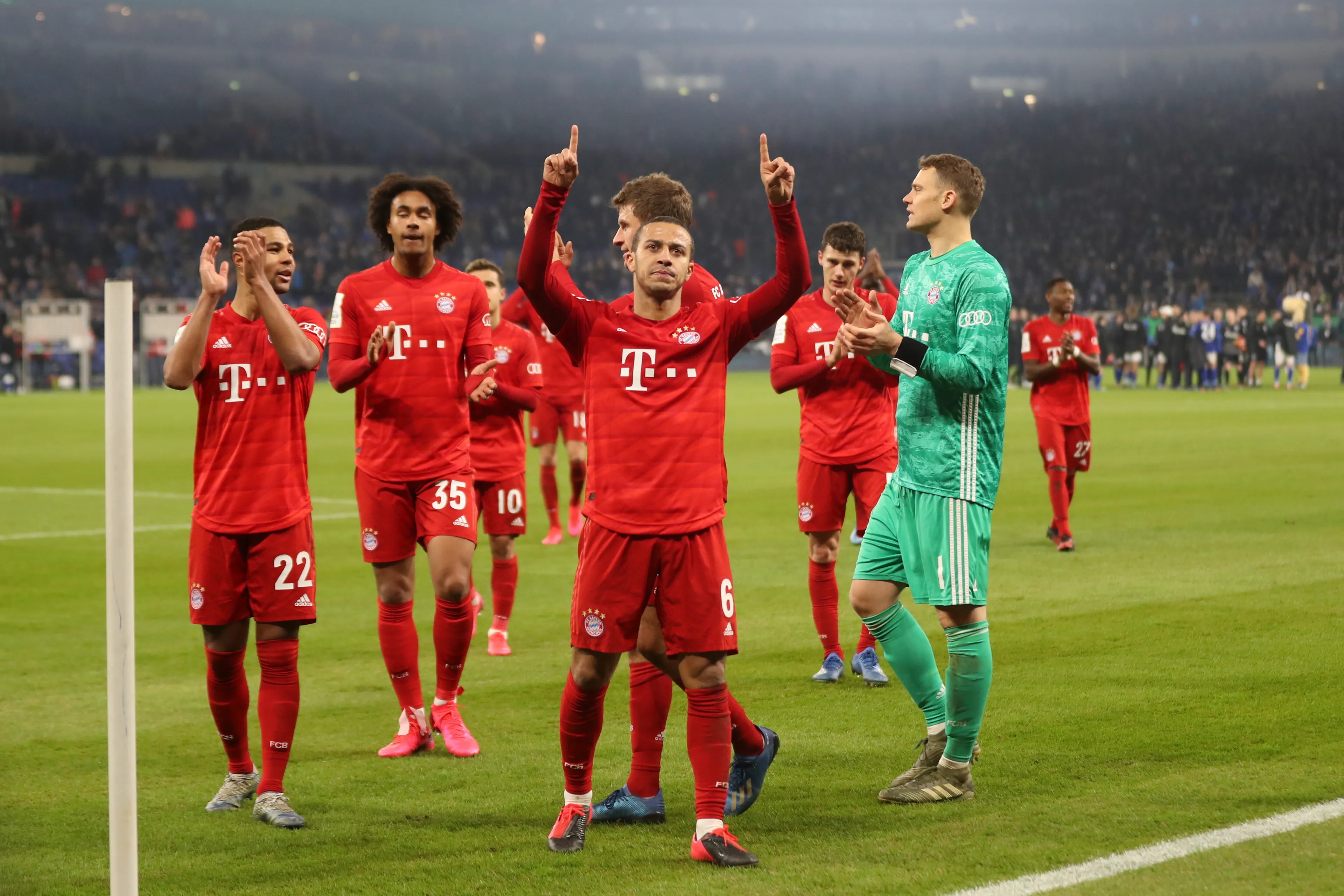 Bayern München via Schalke 04 naar laatste vier in Duitse beker