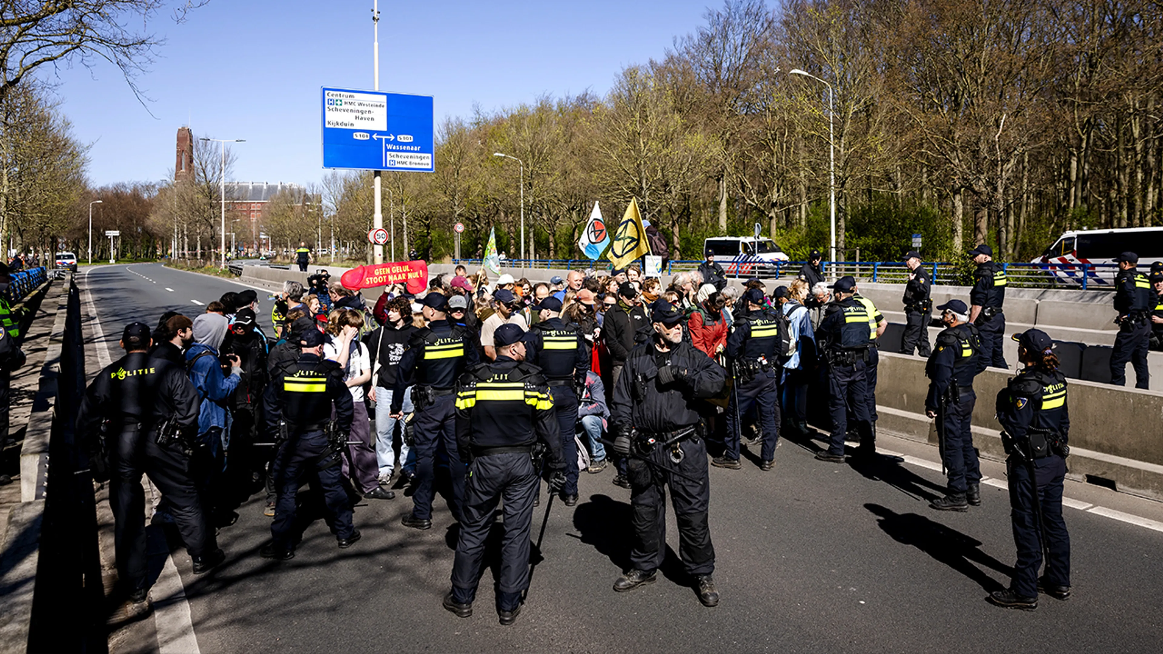 Klimaatactivisten Extinction Rebellion blokkeren verschillende wegen in Den Haag