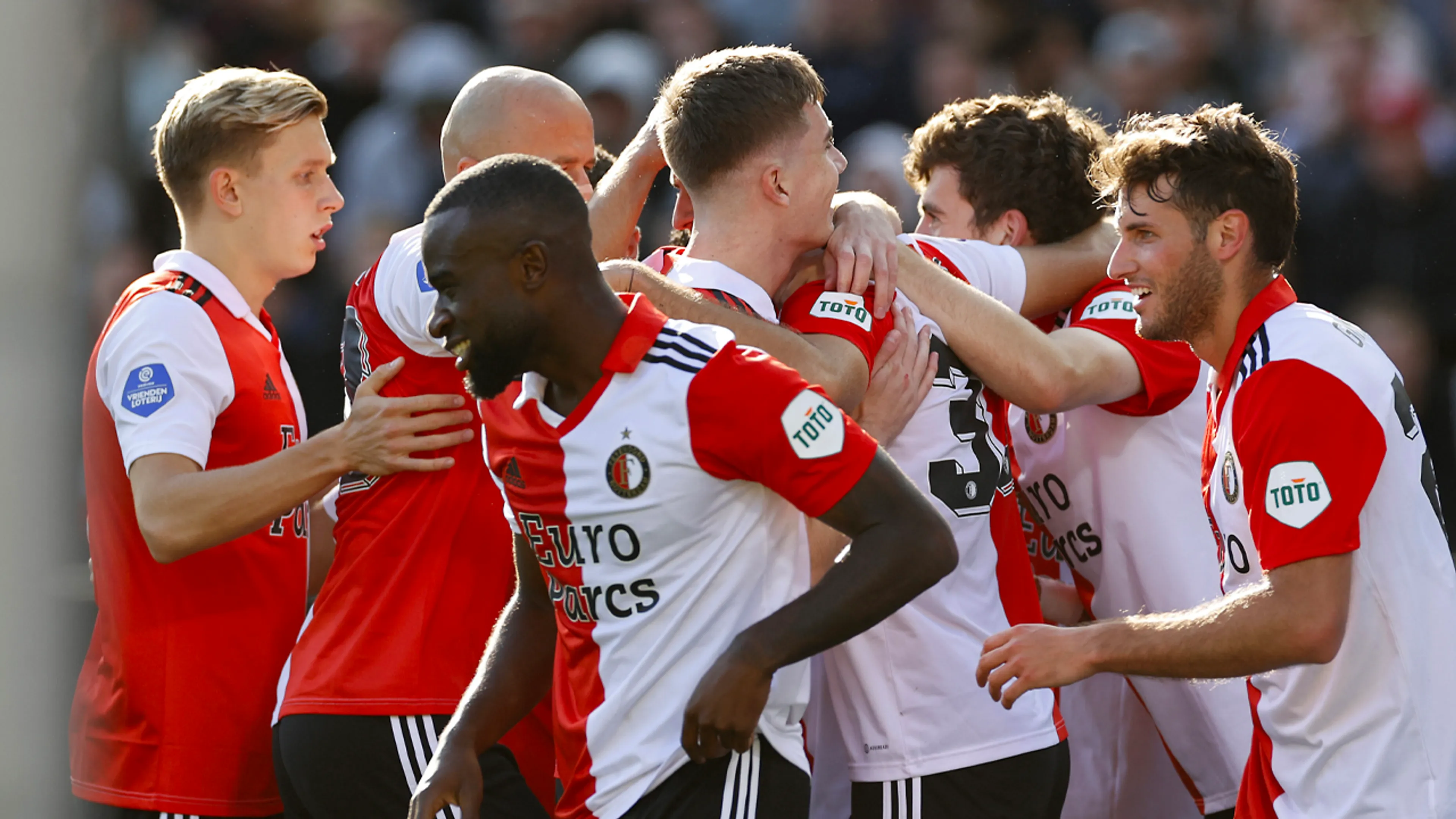 Feyenoord zet tien man van FC Twente met 2-0 opzij