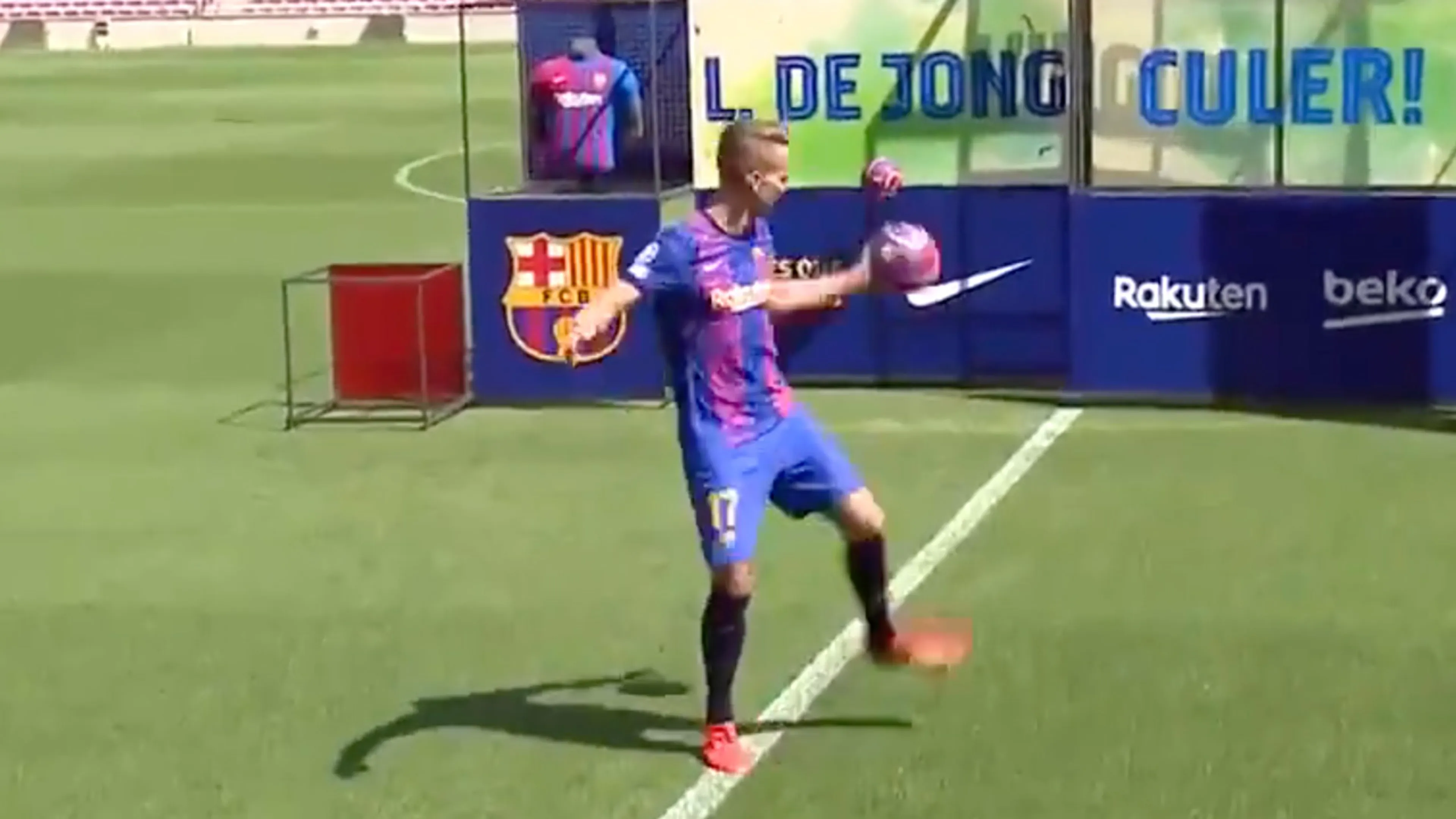 Luuk de Jong houdt bal hoog tijdens presentatie bij FC Barcelona
