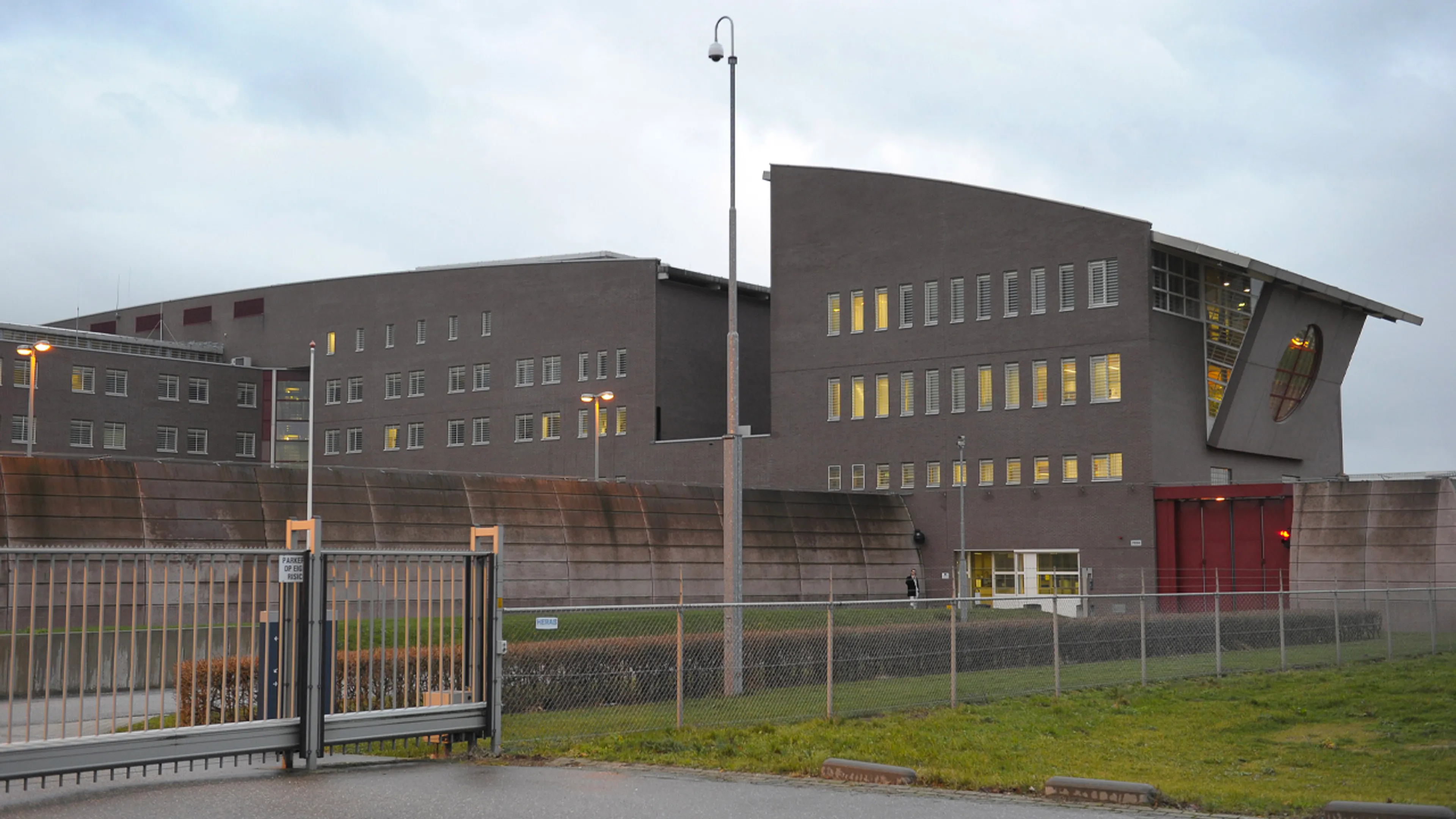 'Chauffeur betrokken bij moord op Peter R. de Vries gestoken in gevangenis'