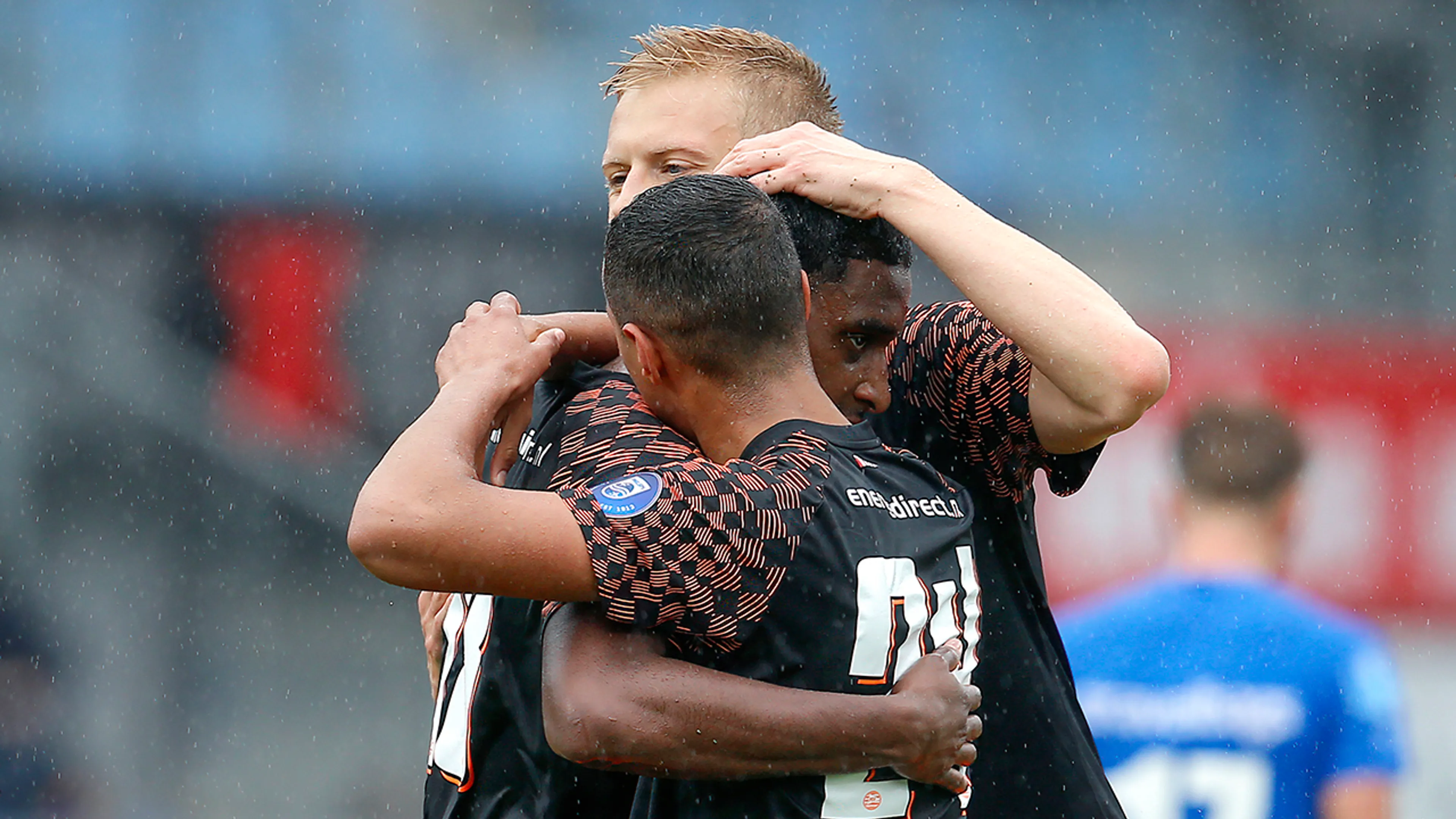 Ruime zege PSV op erbarmelijk kunstgrasveld PEC Zwolle