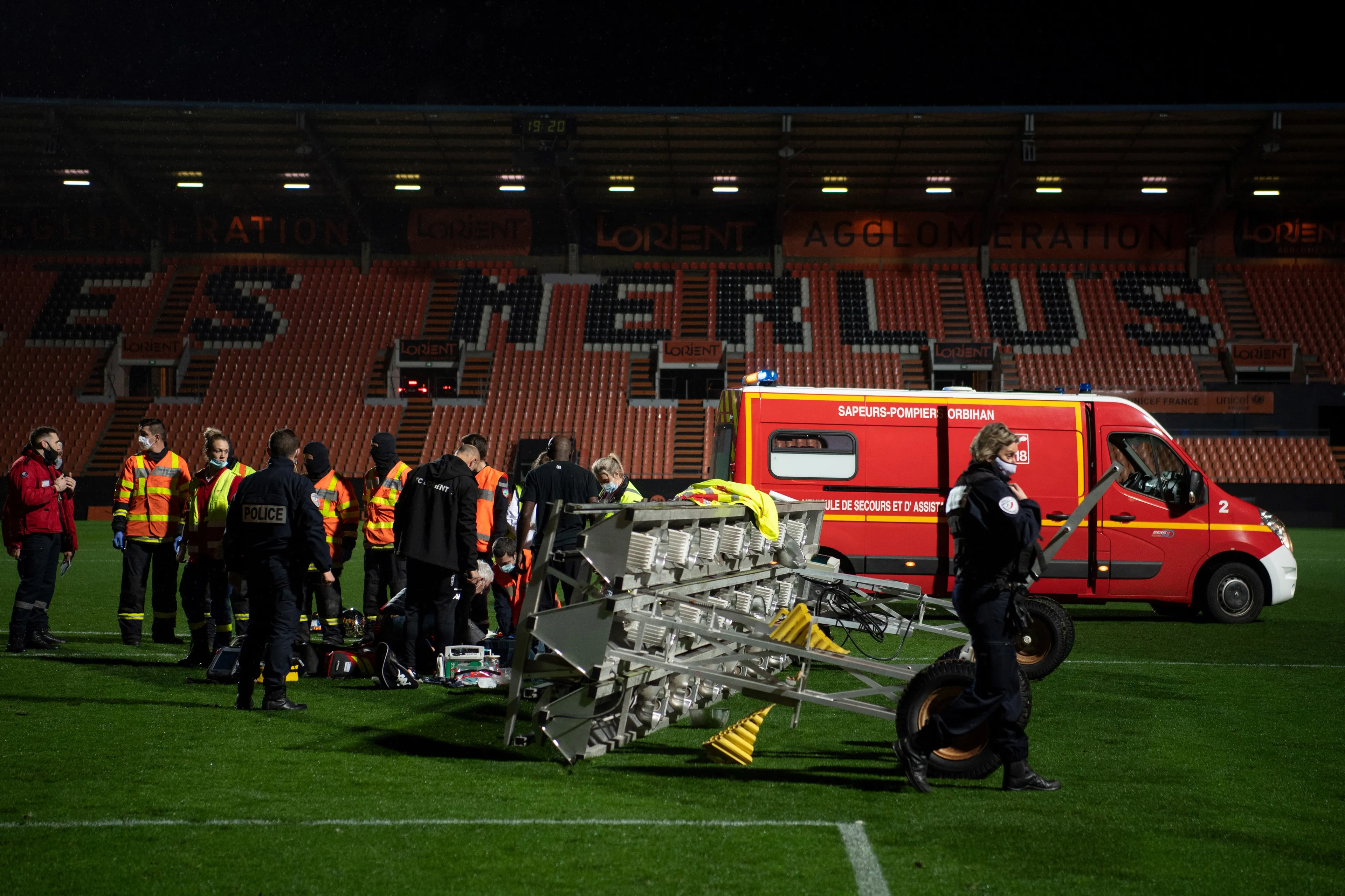 Veldverzorger Lorient bezwijkt onder omgevallen lichtinstallatie
